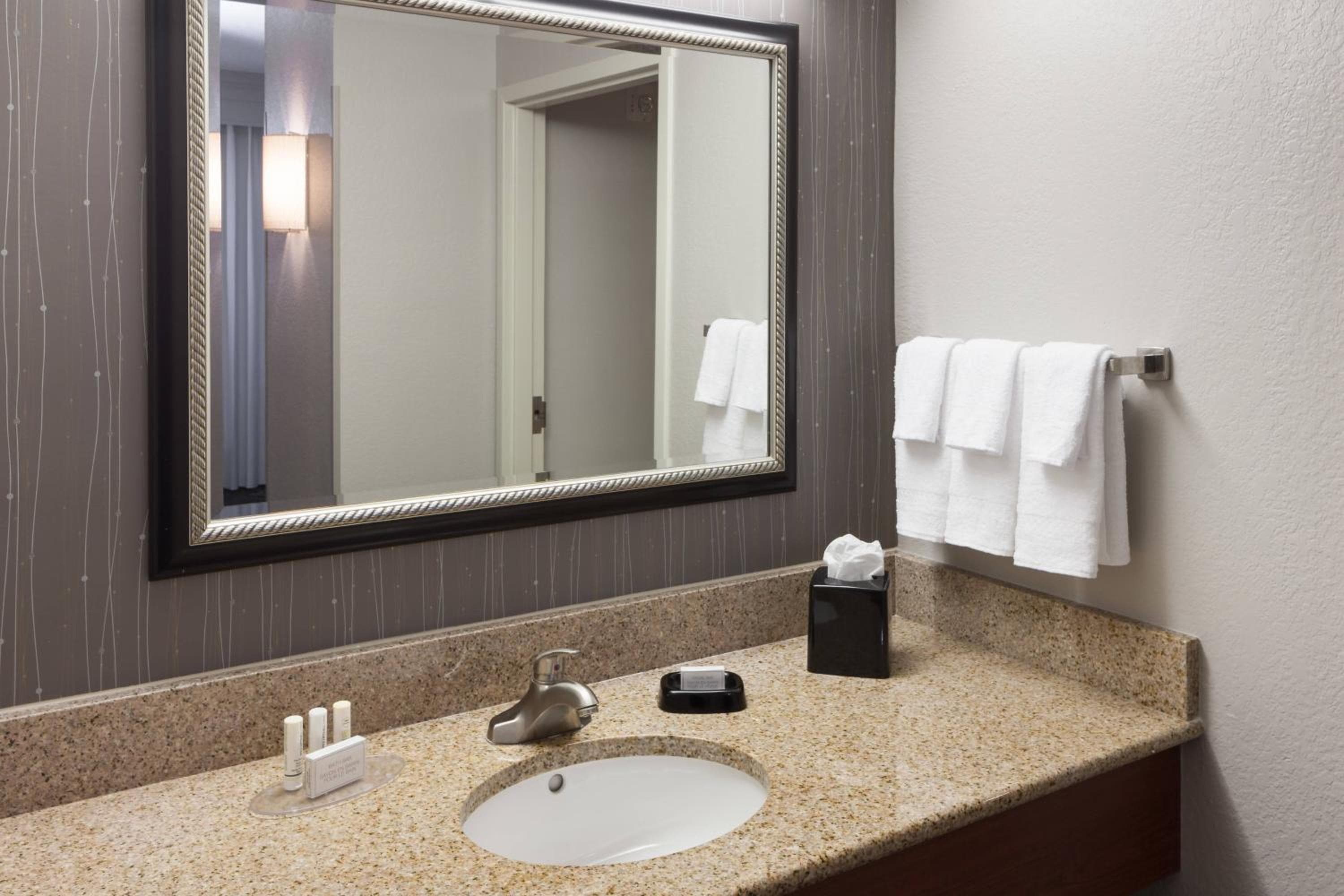 Courtyard by Marriott Miami at Dolphin Mall — 12