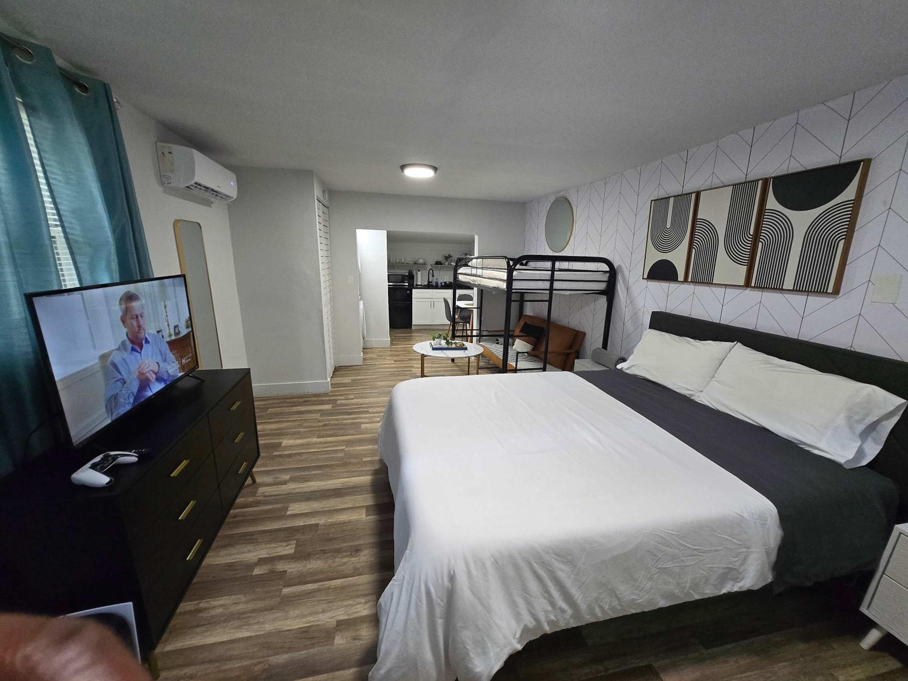 Downtown 1BR Tampa Cottage for 4 Has Power — 30