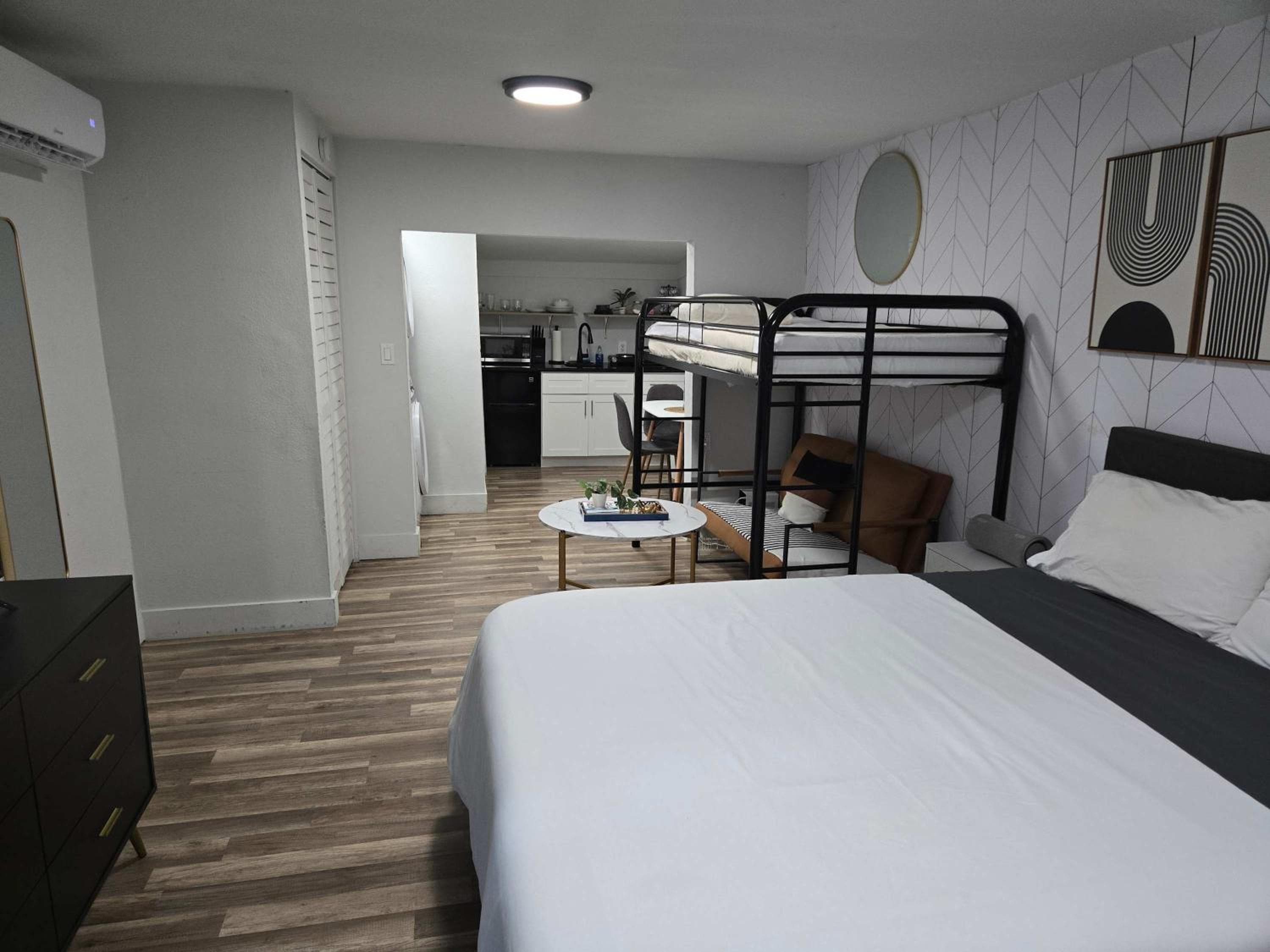 Downtown 1BR Tampa Cottage for 4 Has Power — 28