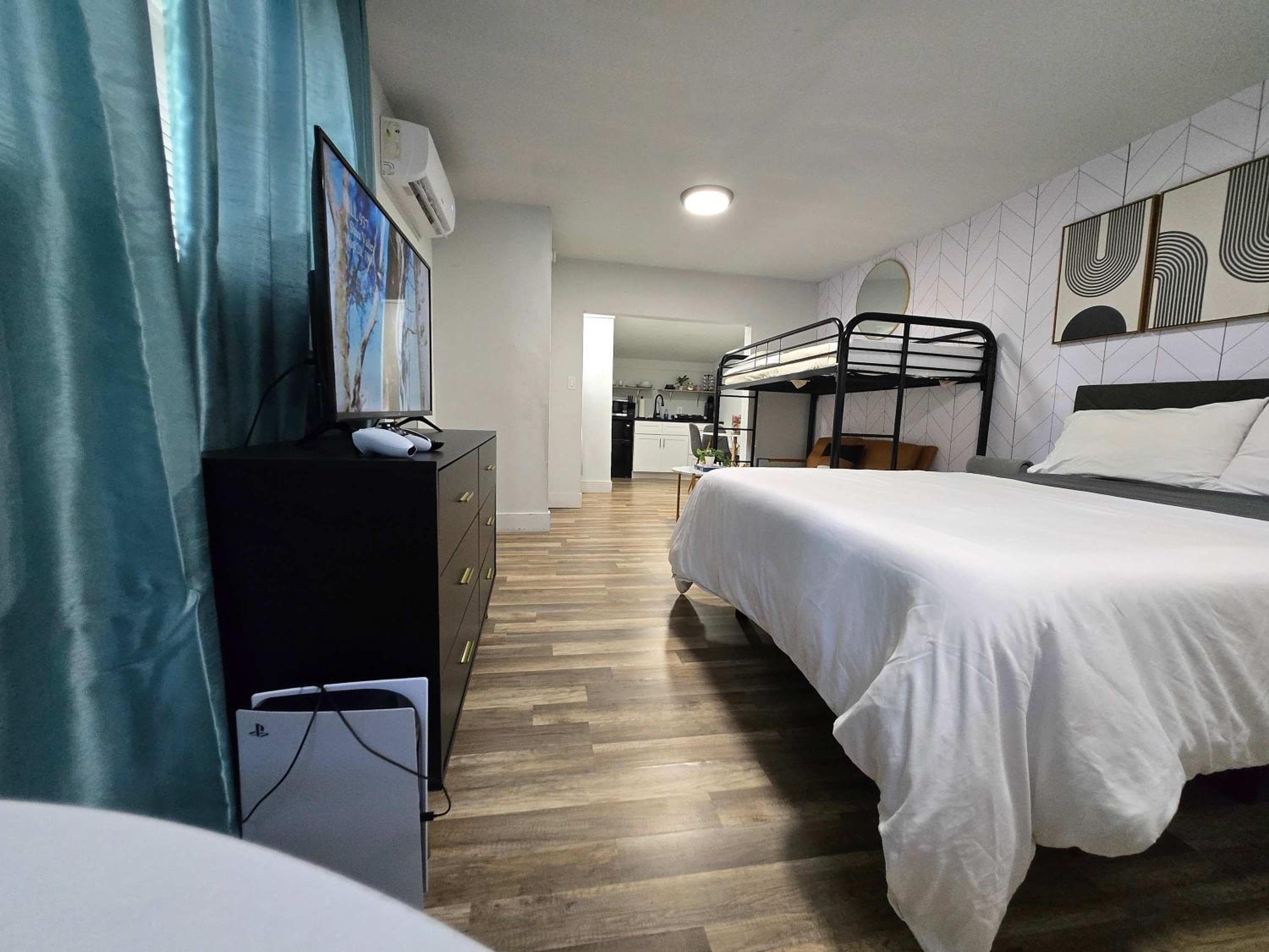 Downtown 1BR Tampa Cottage for 4 Has Power — 24