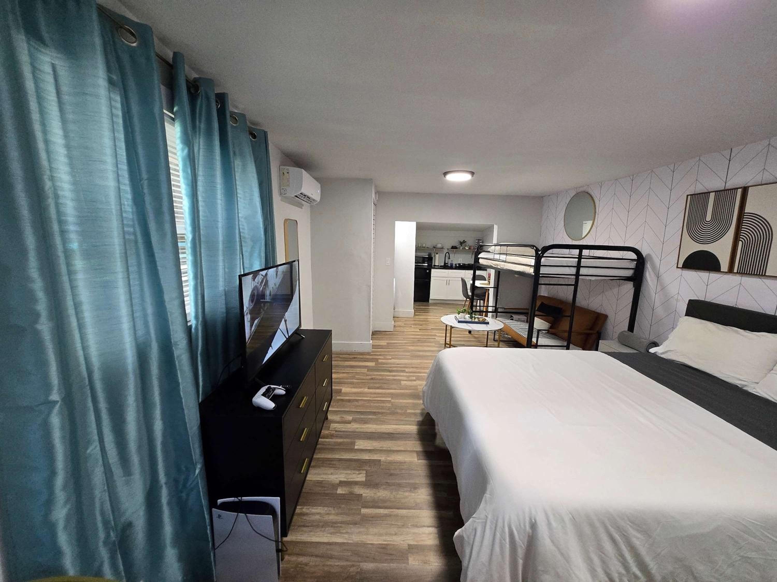 Downtown 1BR Tampa Cottage for 4 Has Power — 22