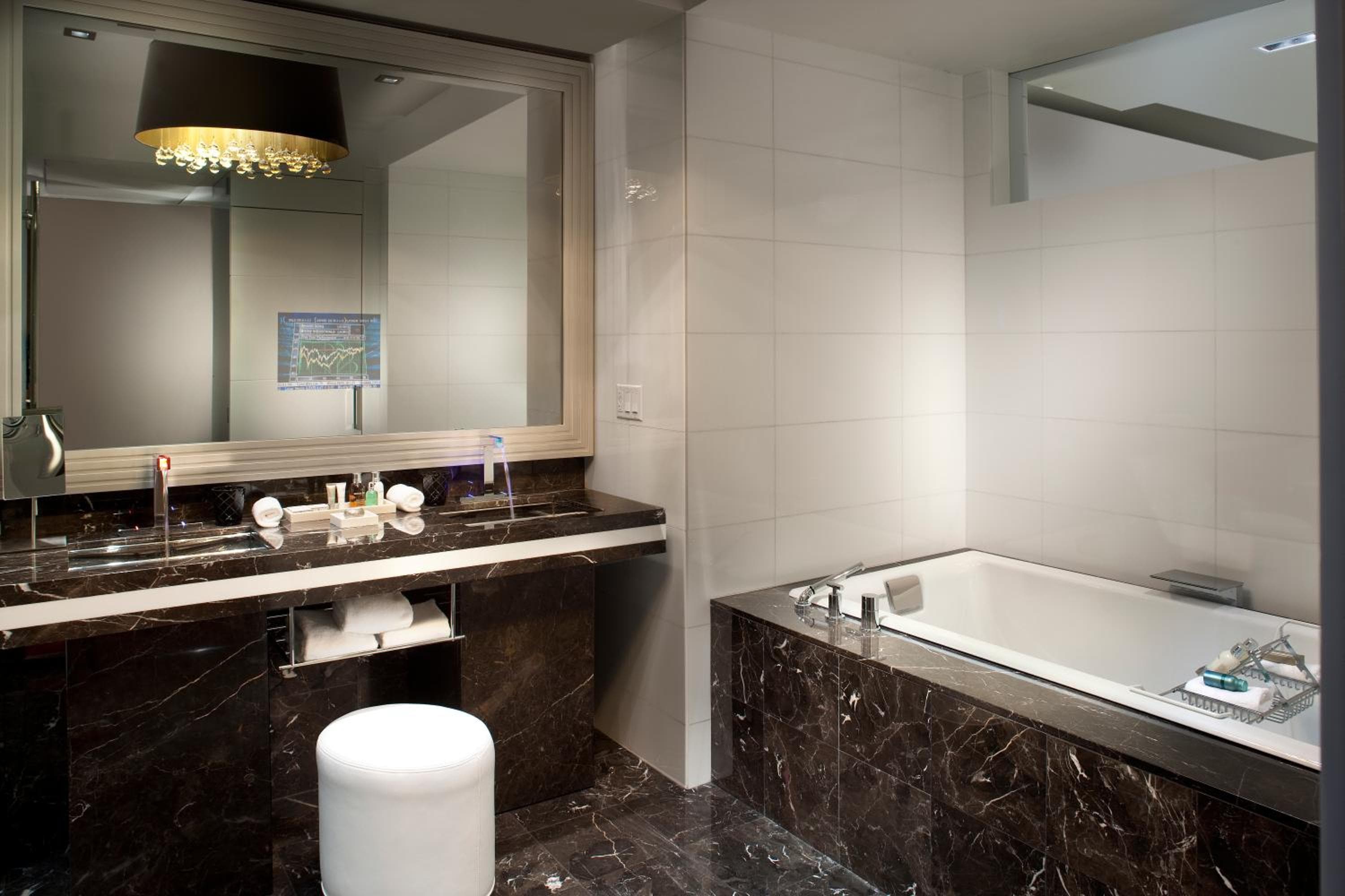 Hotel Beaux Arts, Collezione di autografi — 7