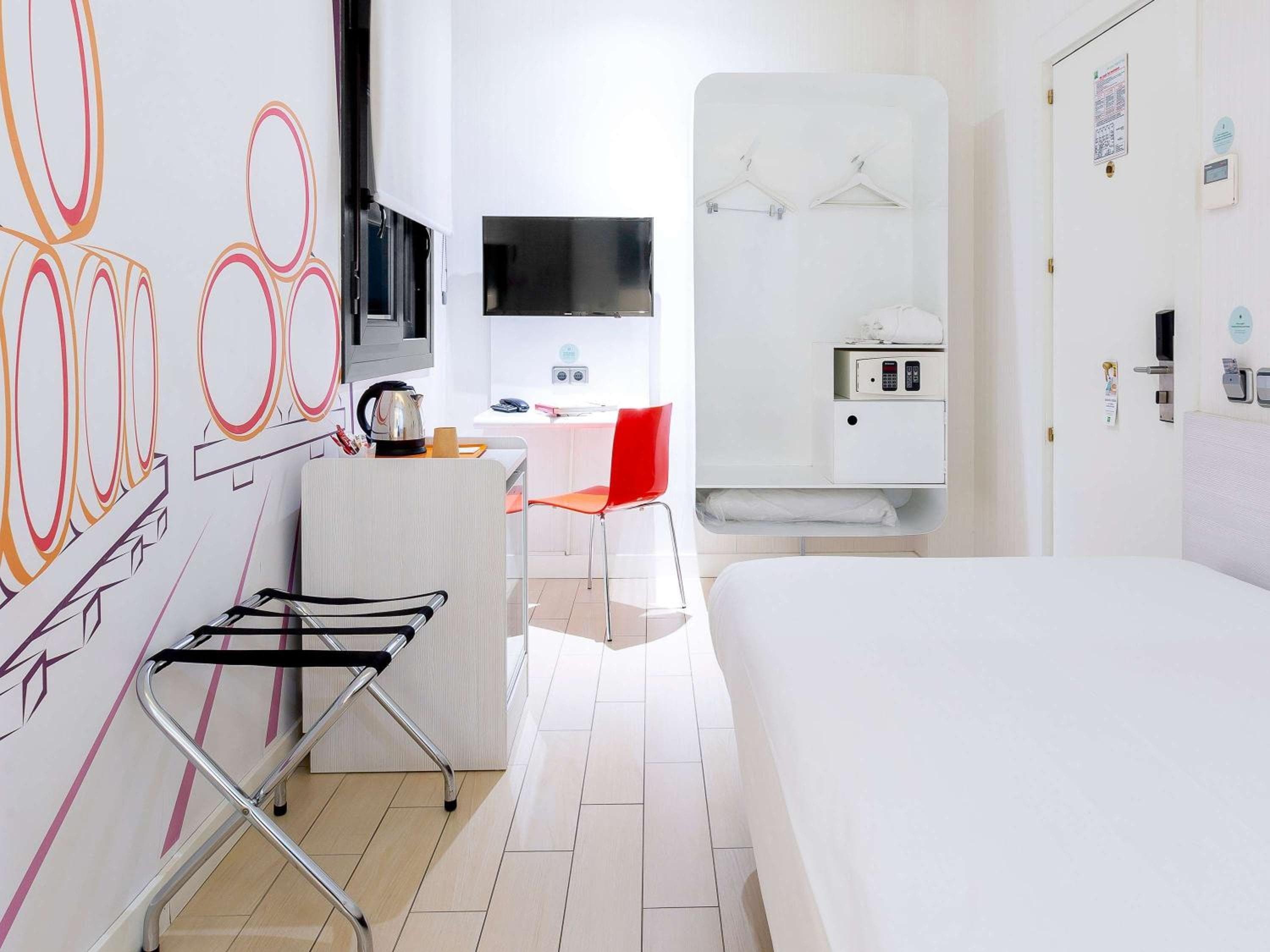Ibis Styles Madrid Prado — 11