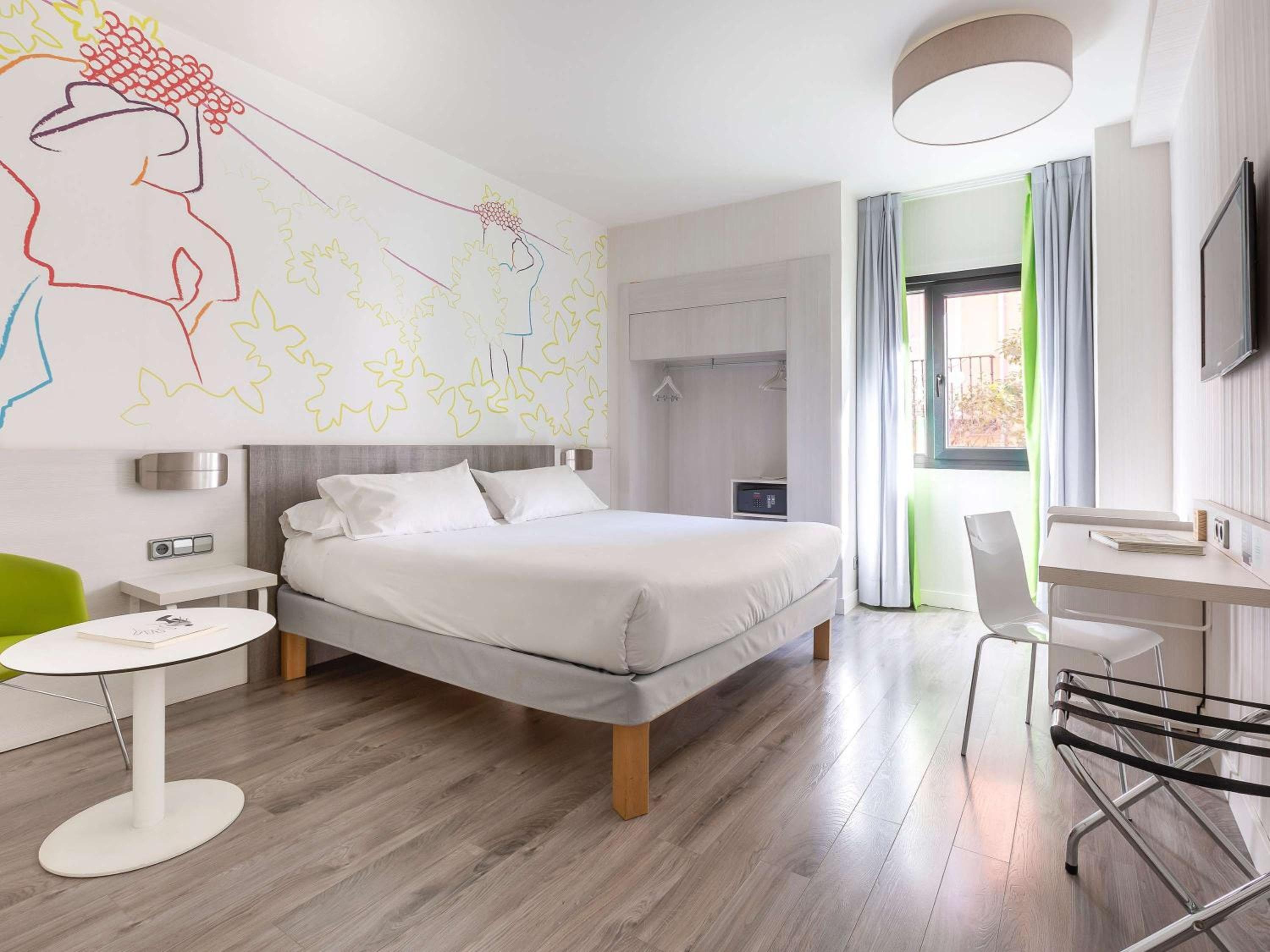 Ibis Styles Madrid Prado — 13