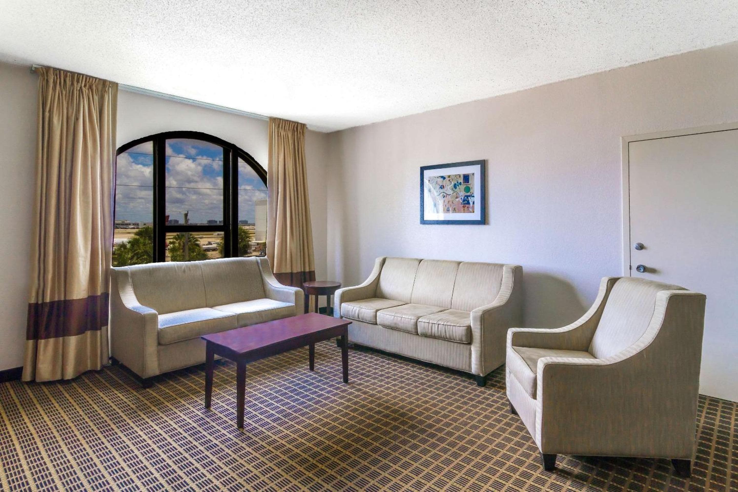 Clarion Inn & Suites Miami International Airport — 18