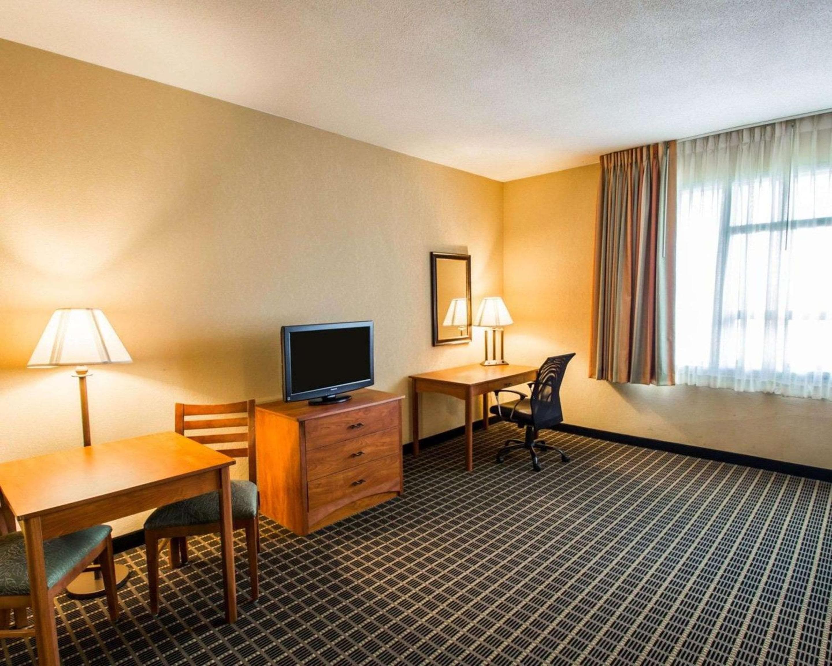 Clarion Inn & Suites Miami International Airport — 19
