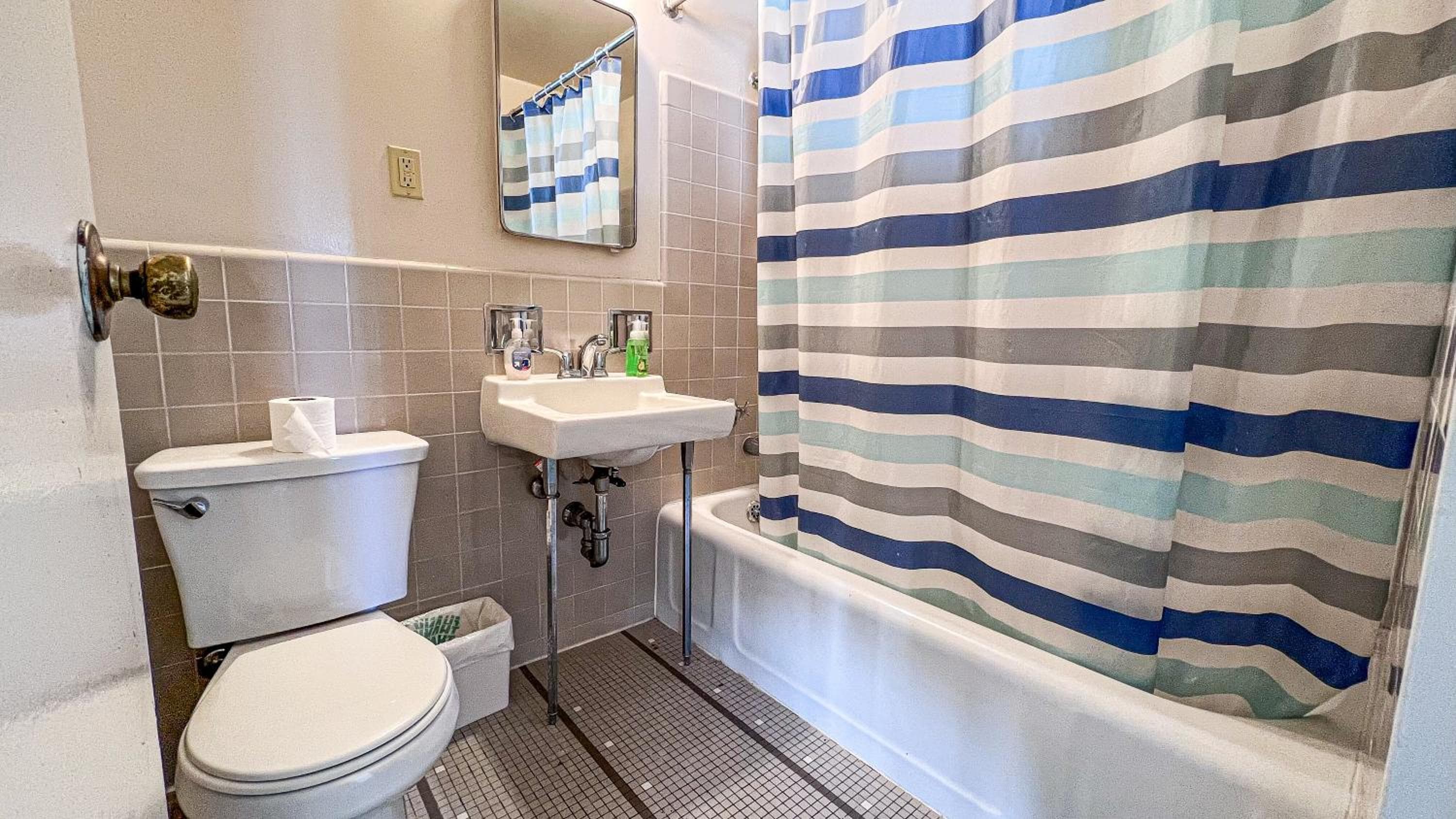 Stylish Apartment Walking Distance to The Grove — 3
