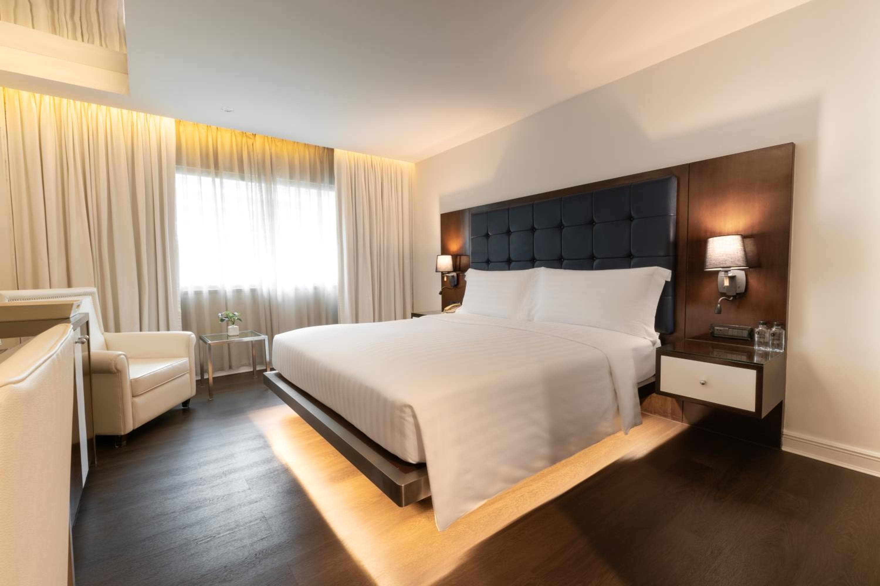 Night Hotel Bangkok - Asoke Sukhumvit 15 — 18