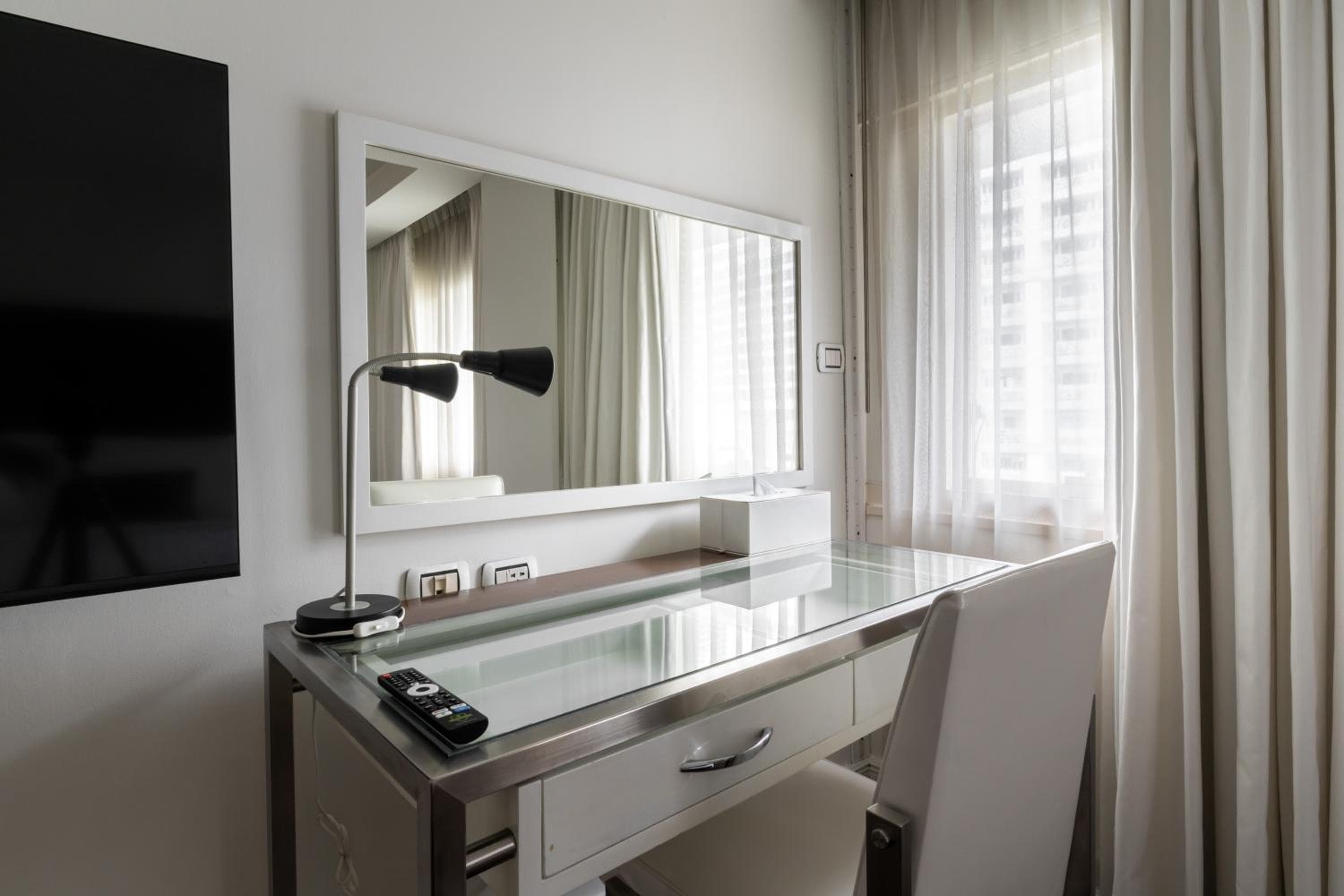 Night Hotel Bangkok - Asoke Sukhumvit 15 — 22