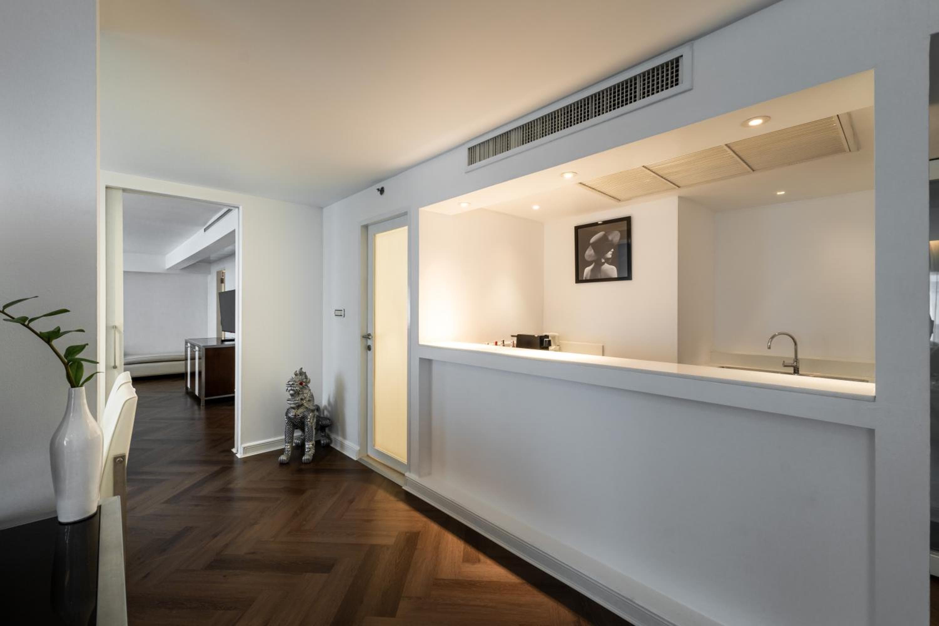 Night Hotel Bangkok - Asoke Sukhumvit 15 — 23