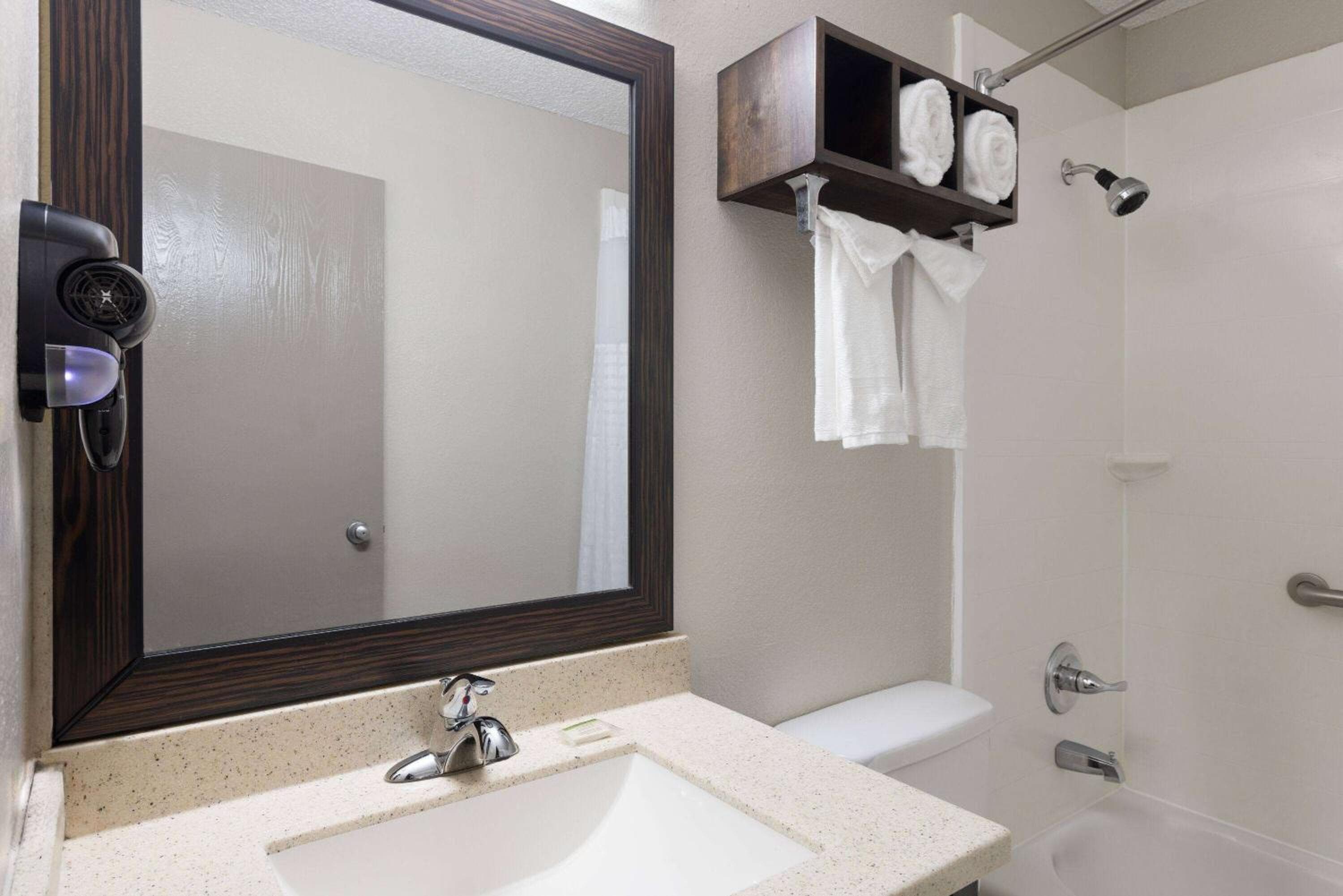 Days Inn by Wyndham Miami — 8