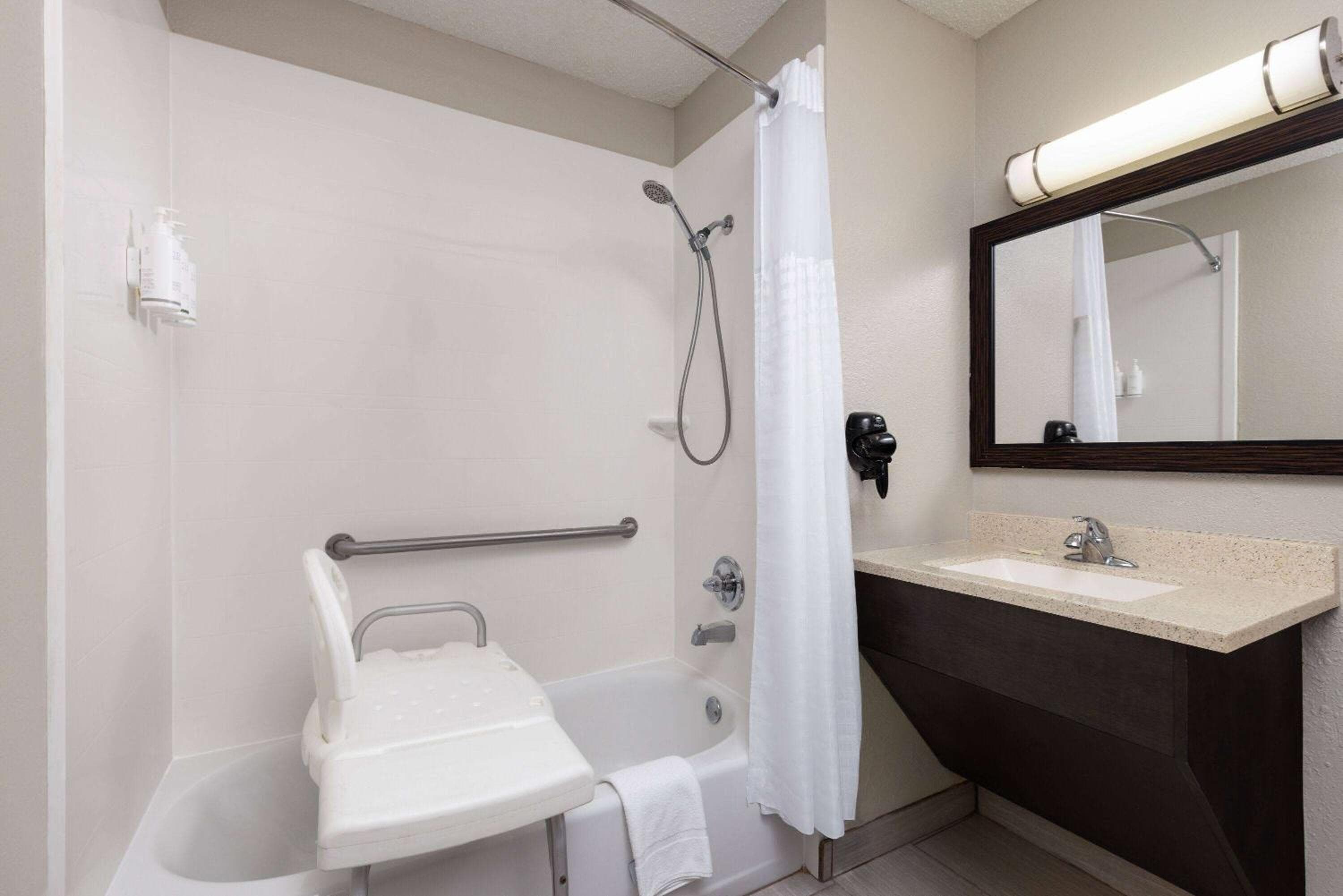 Days Inn by Wyndham Miami — 12