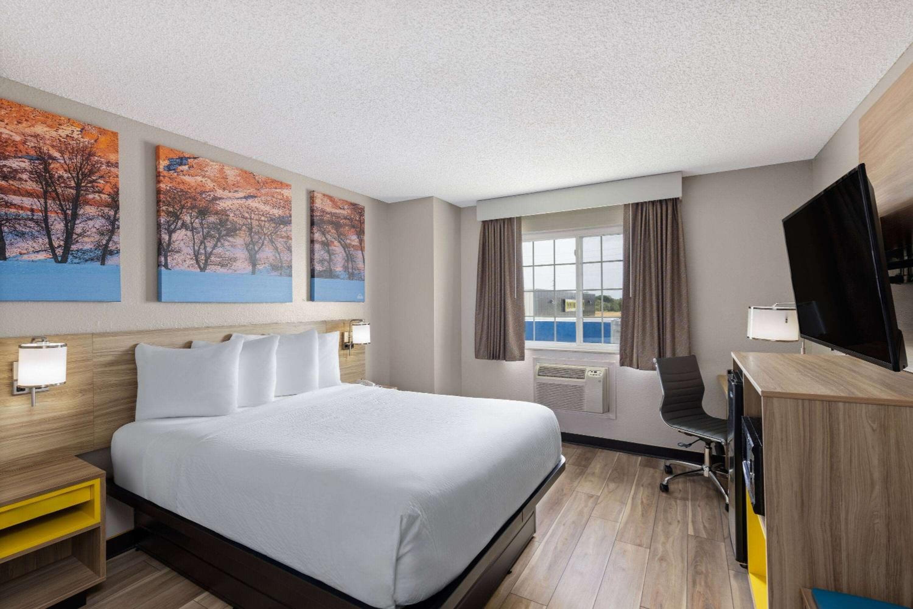 Days Inn by Wyndham Miami — 13