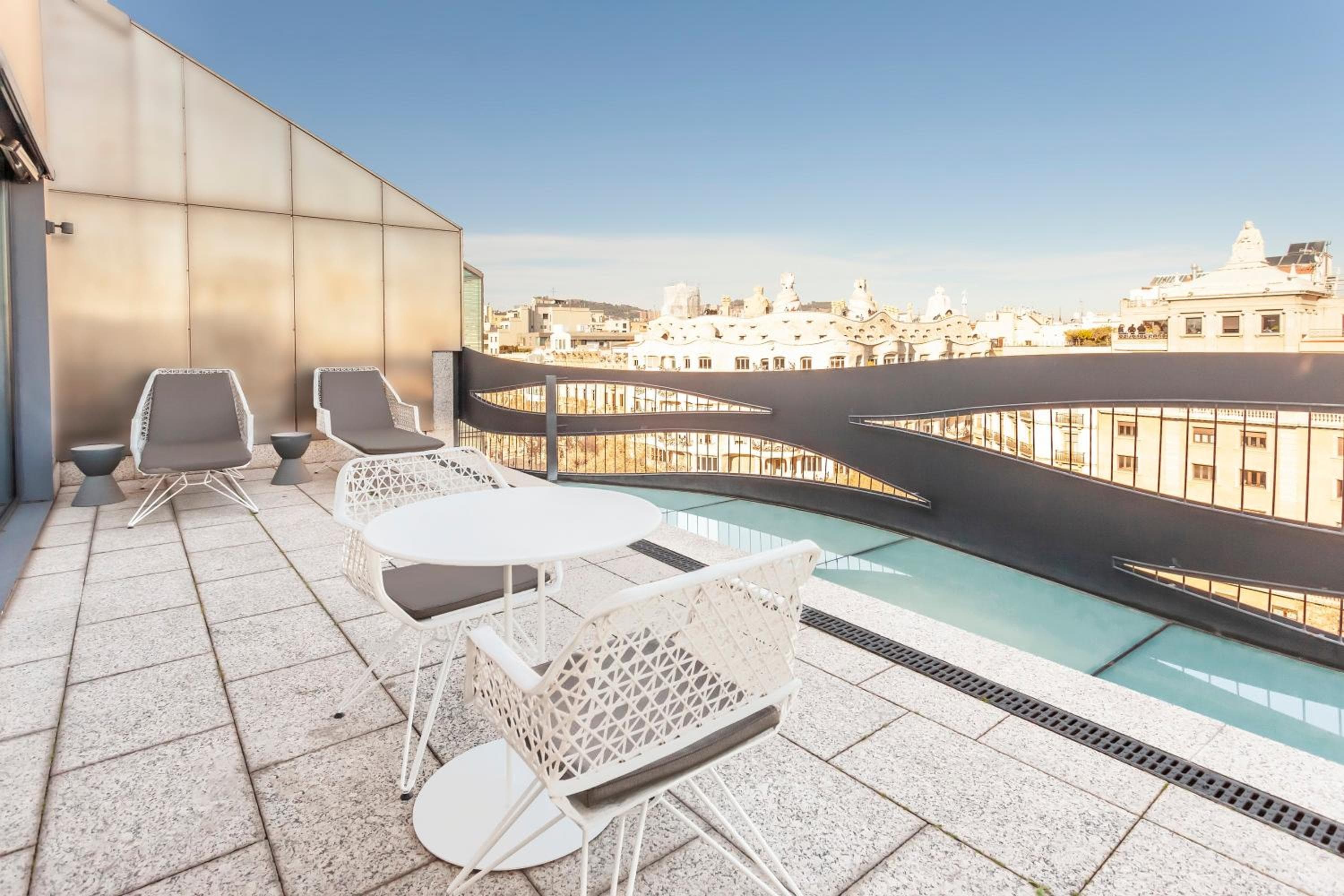 Suites Avenue — 2