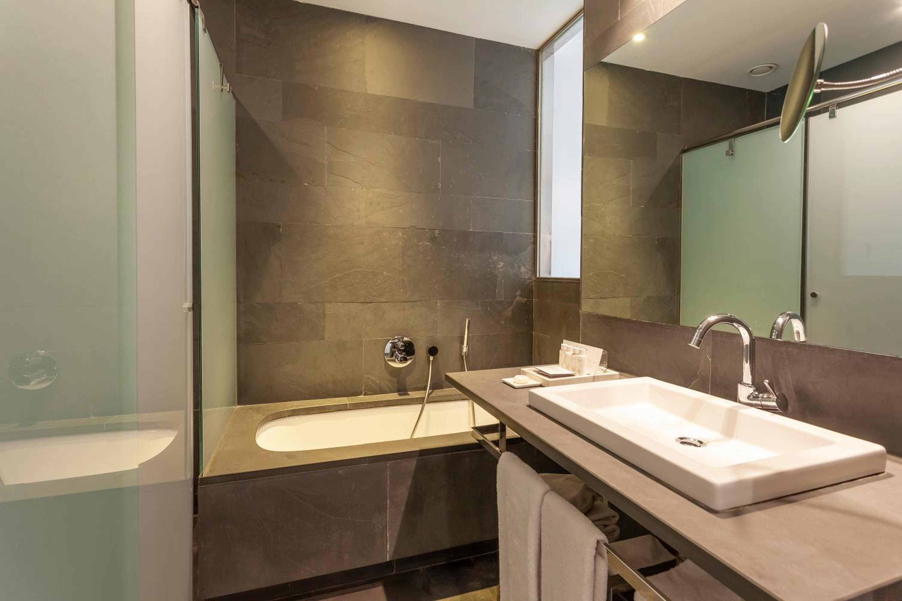 Suites Avenue — 21
