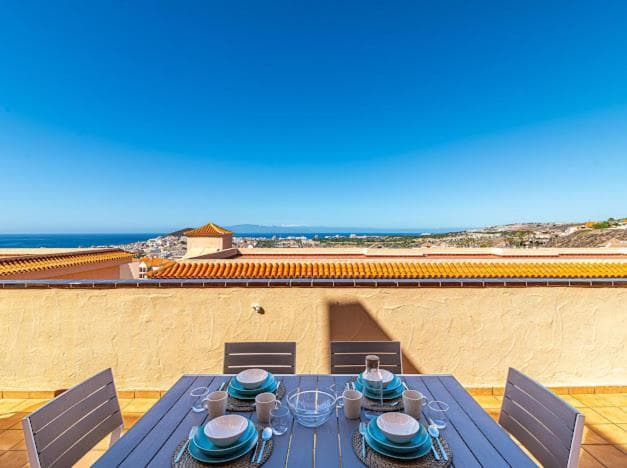 Bright apartment with sea and montain view at Los Cristianos — 1