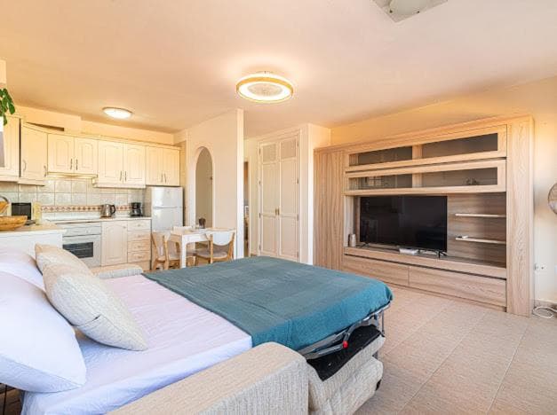 Bright apartment with sea and montain view at Los Cristianos — 4