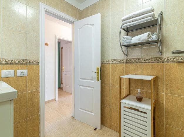 Bright apartment with sea and montain view at Los Cristianos — 3
