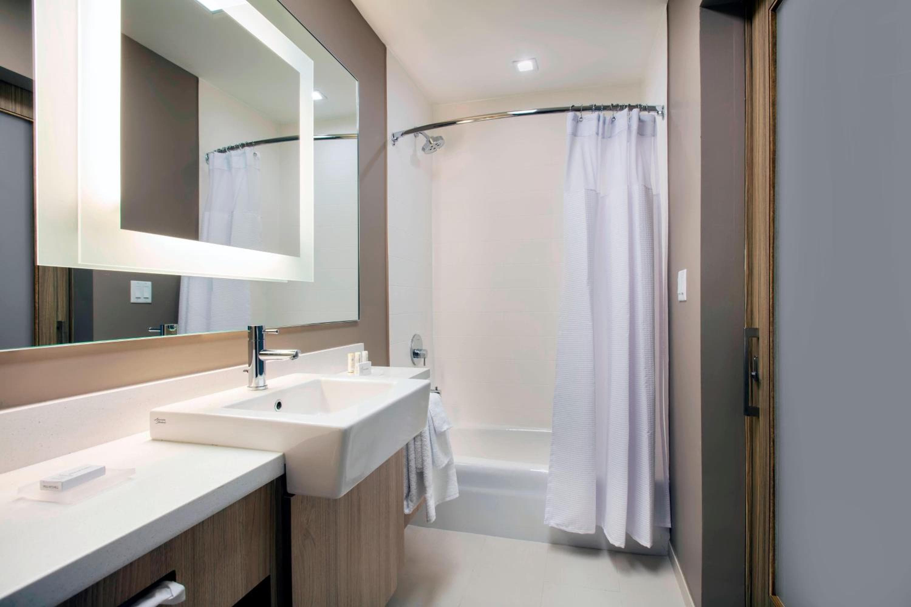 SpringHill Suites by Marriott Miami Doral — 8