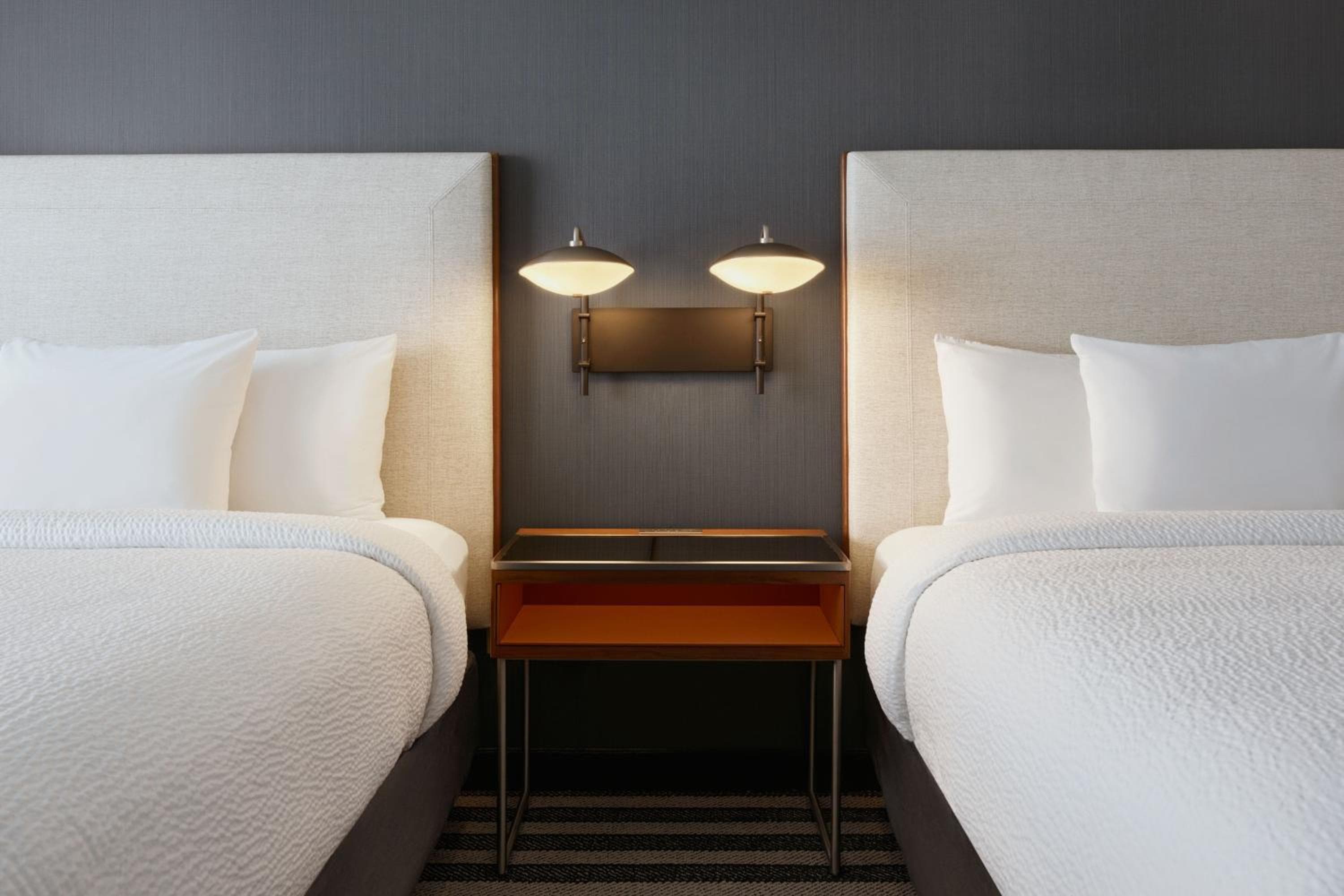 Cortile del Marriott Los Angeles Westside — 11