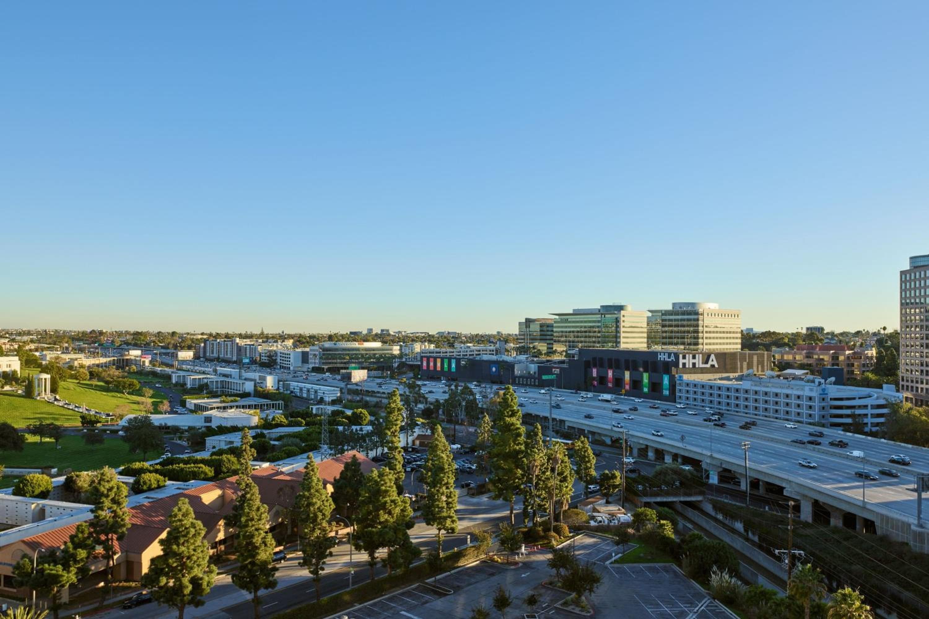 Cortile del Marriott Los Angeles Westside — 14