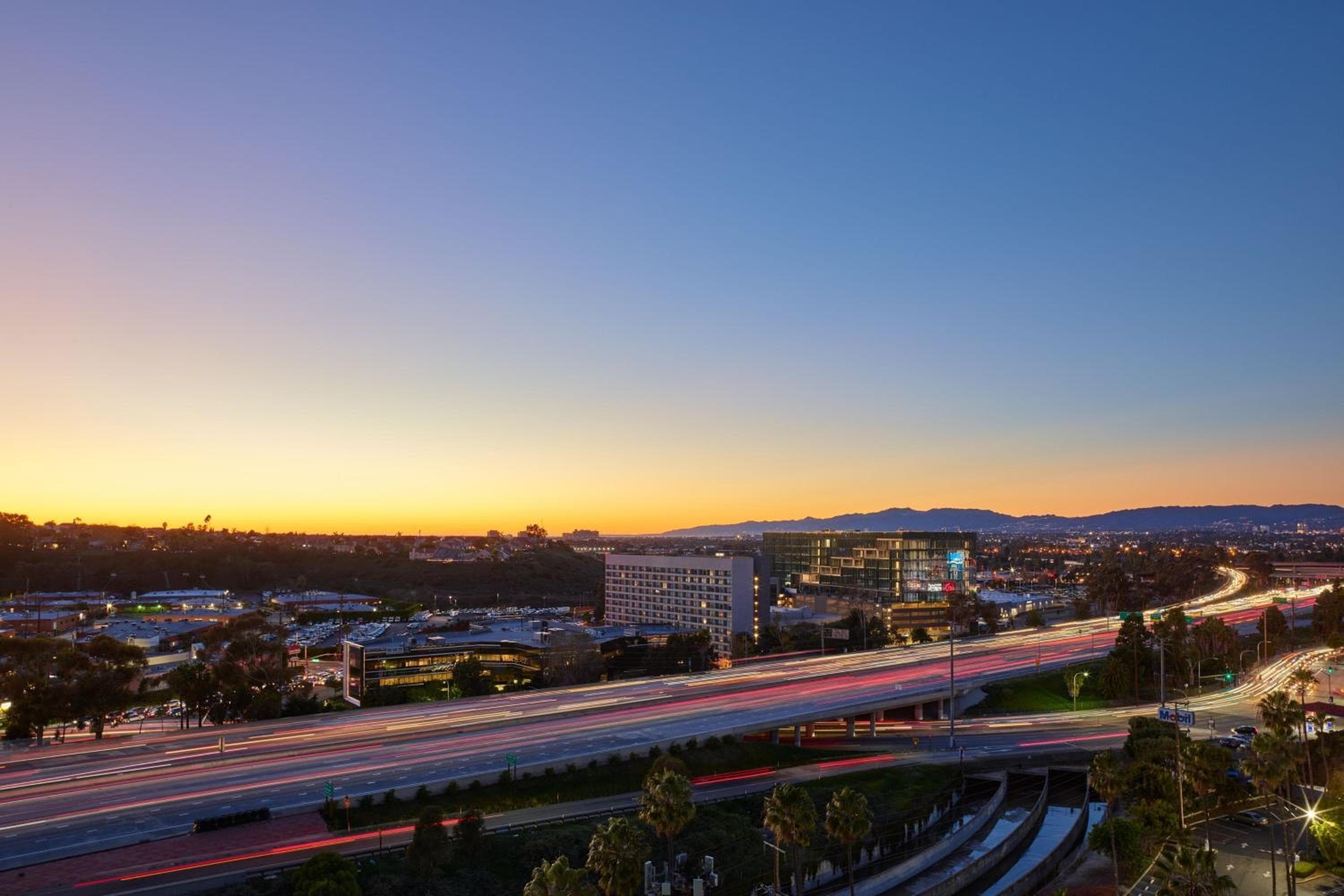Cortile del Marriott Los Angeles Westside — 23
