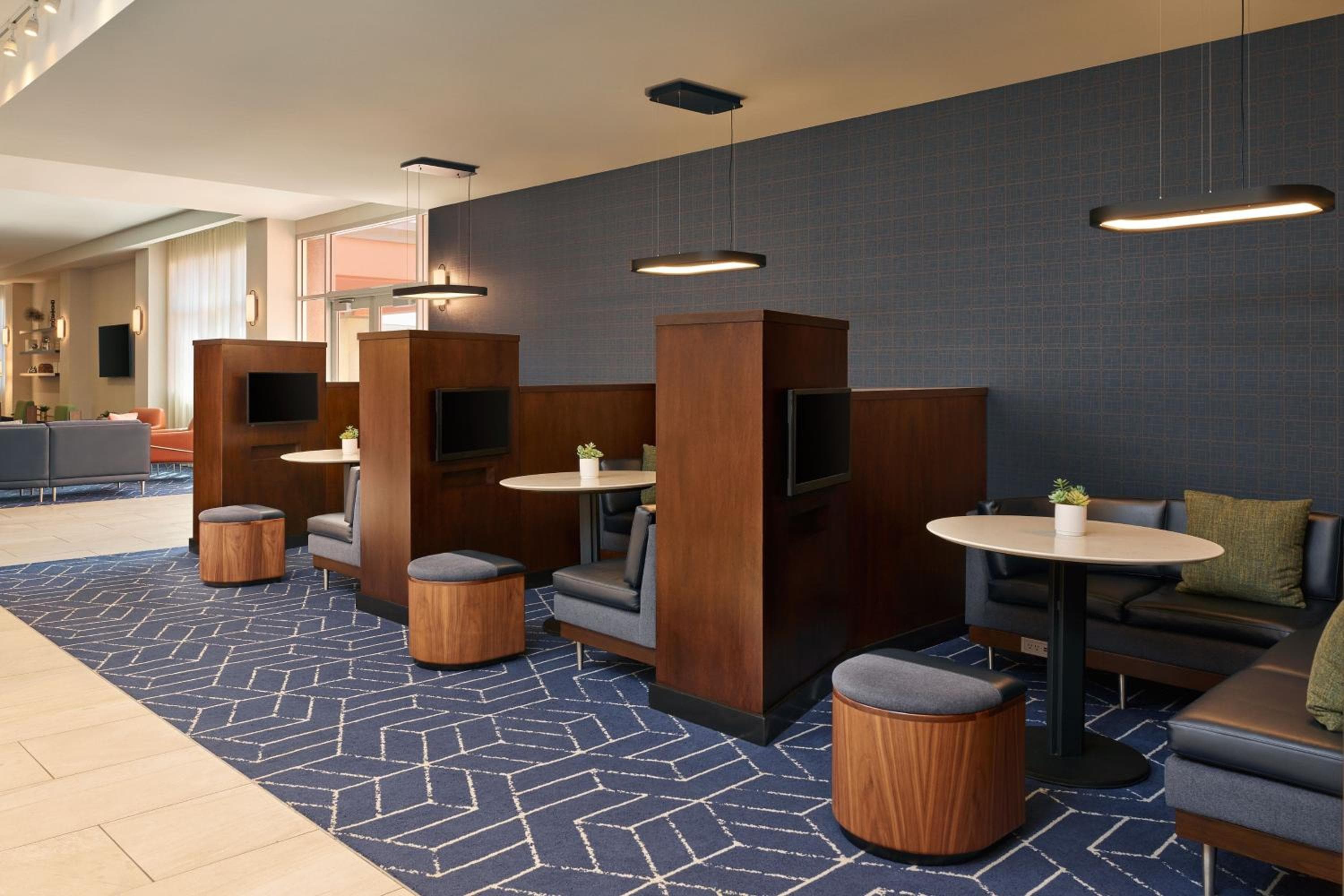 Cortile del Marriott Los Angeles Westside — 26