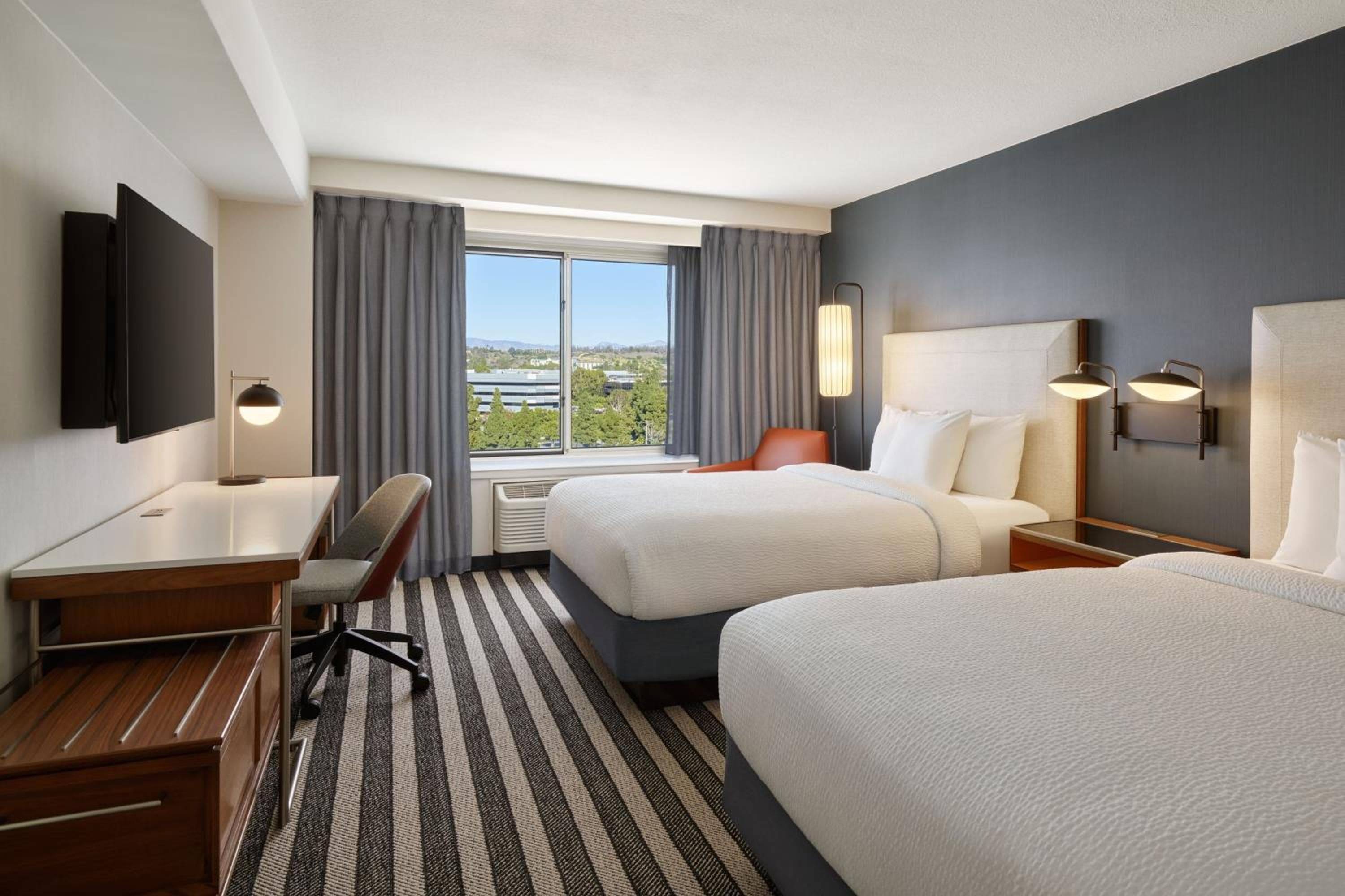 Cortile del Marriott Los Angeles Westside — 6