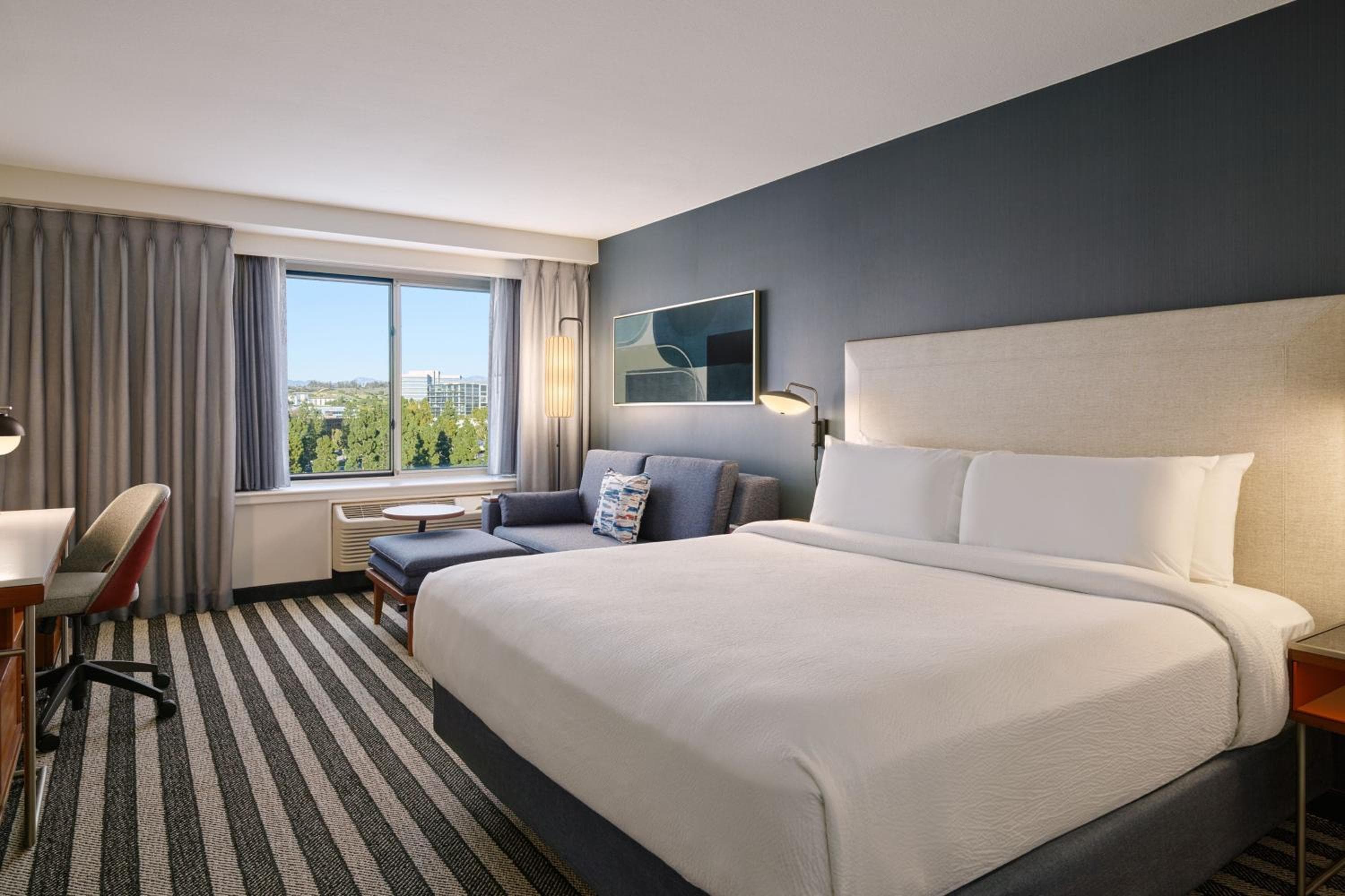 Cortile del Marriott Los Angeles Westside — 7