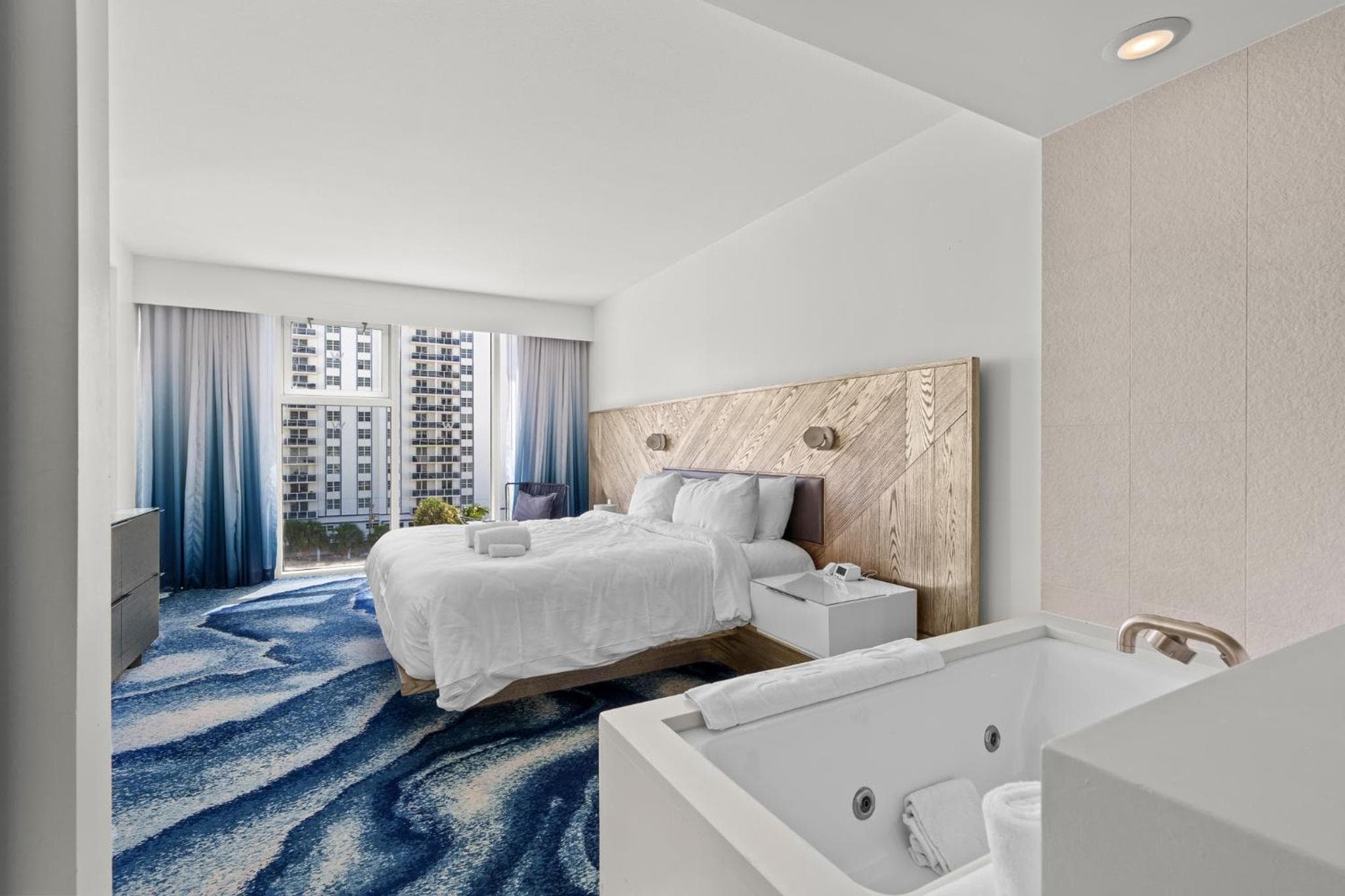 2BR W Residence FLL, OCEAN VIEWS, Infinity pool, hot tub, large balcony, easy amentiy access — 3