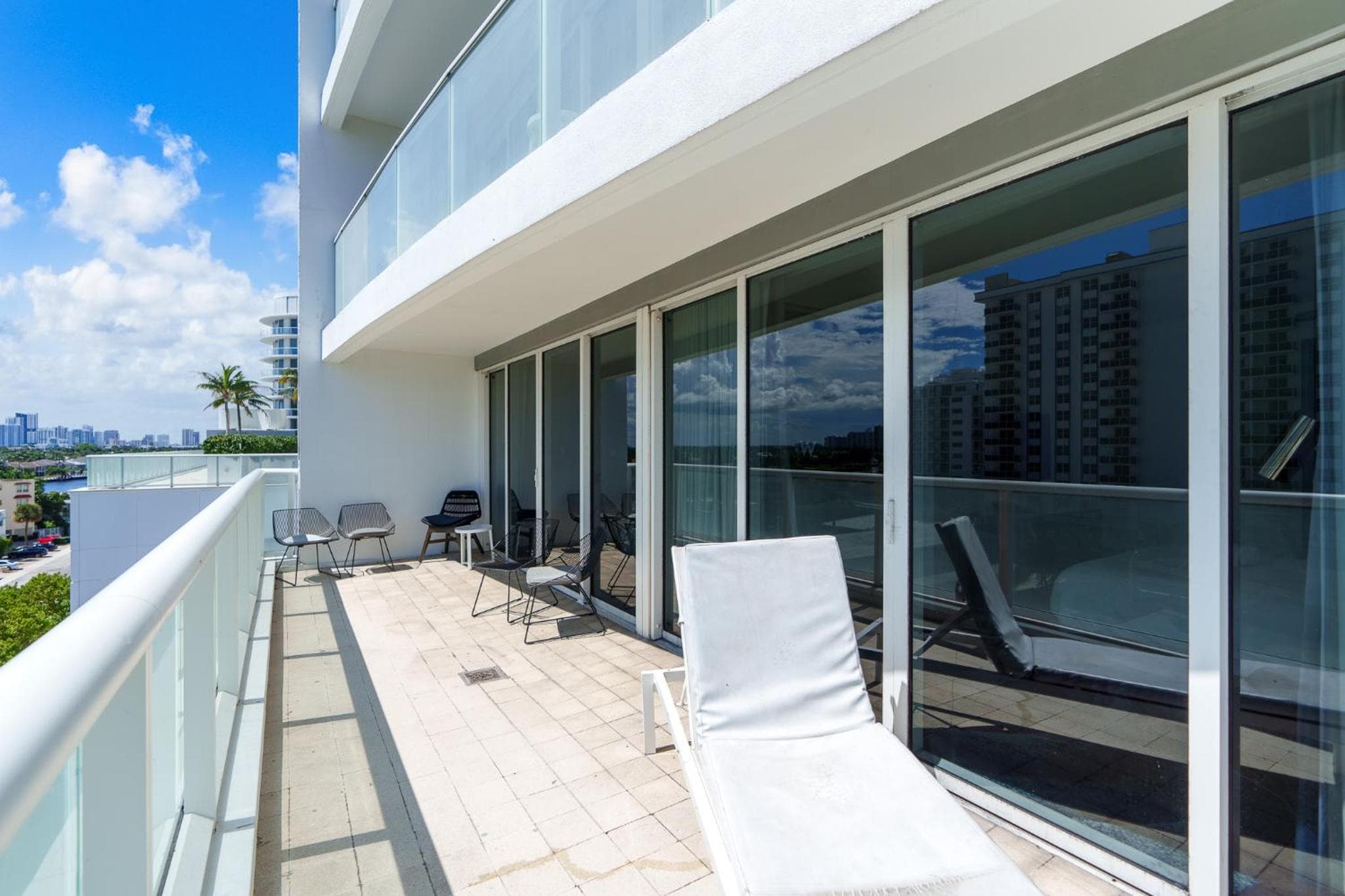 2BR W Residence FLL, 2 pools, hot tub, large balcony, OCEAN VIEWS — 2