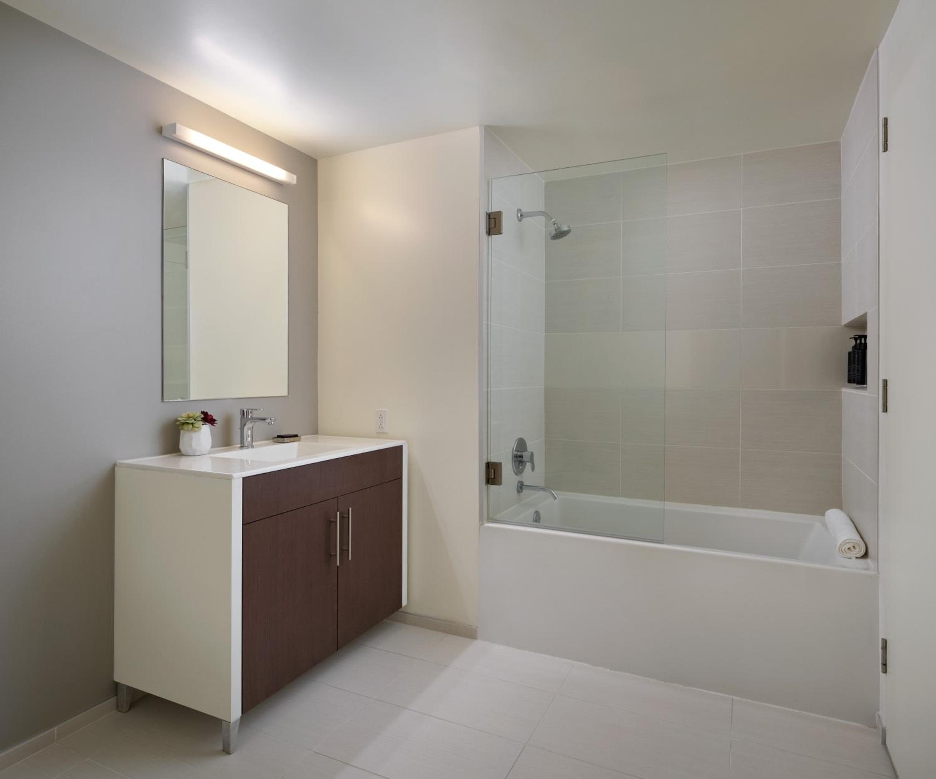 También conocido como West Hollywood, residencias de apartamentos con servicios — 28