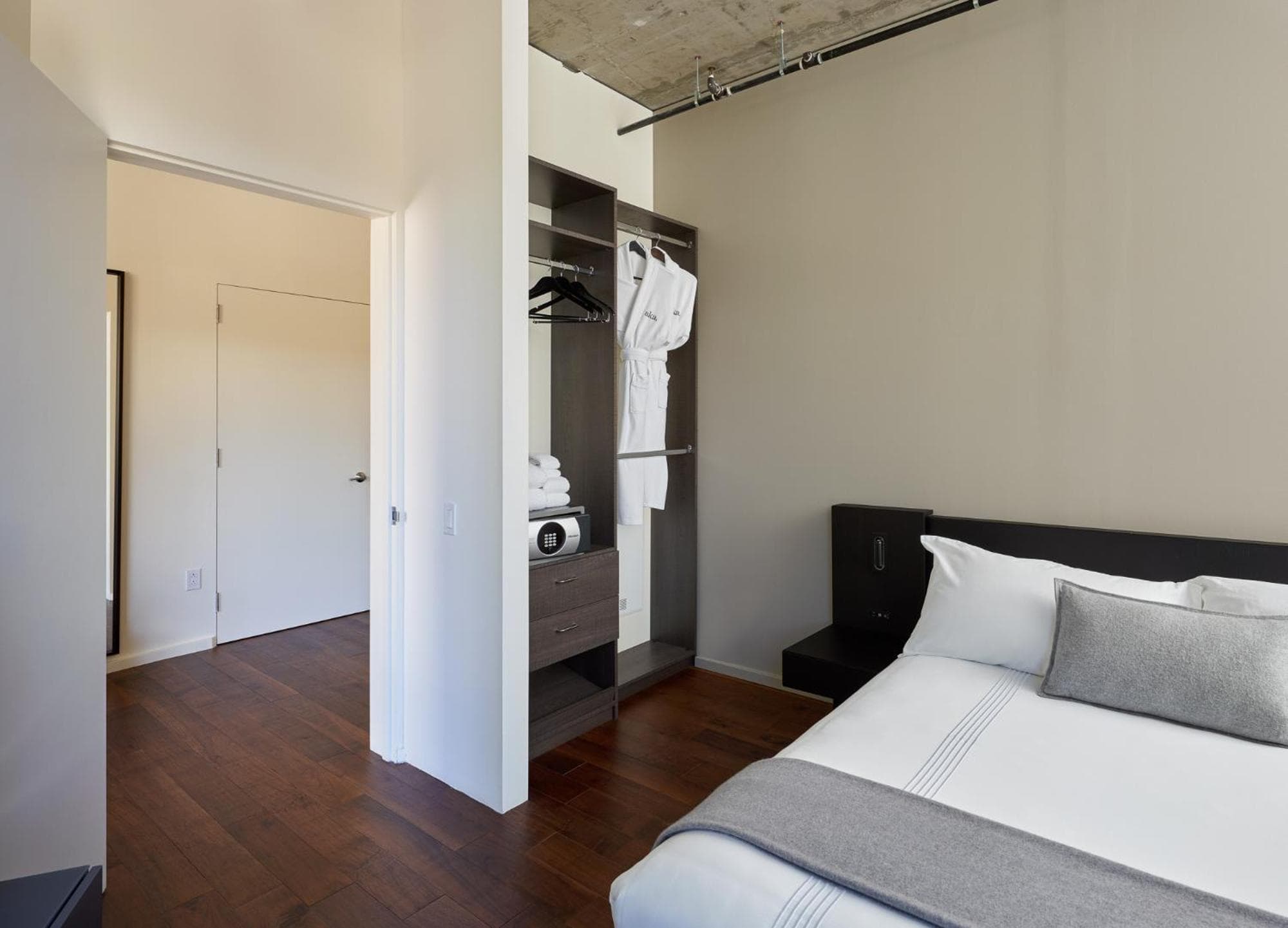 También conocido como West Hollywood, residencias de apartamentos con servicios — 30