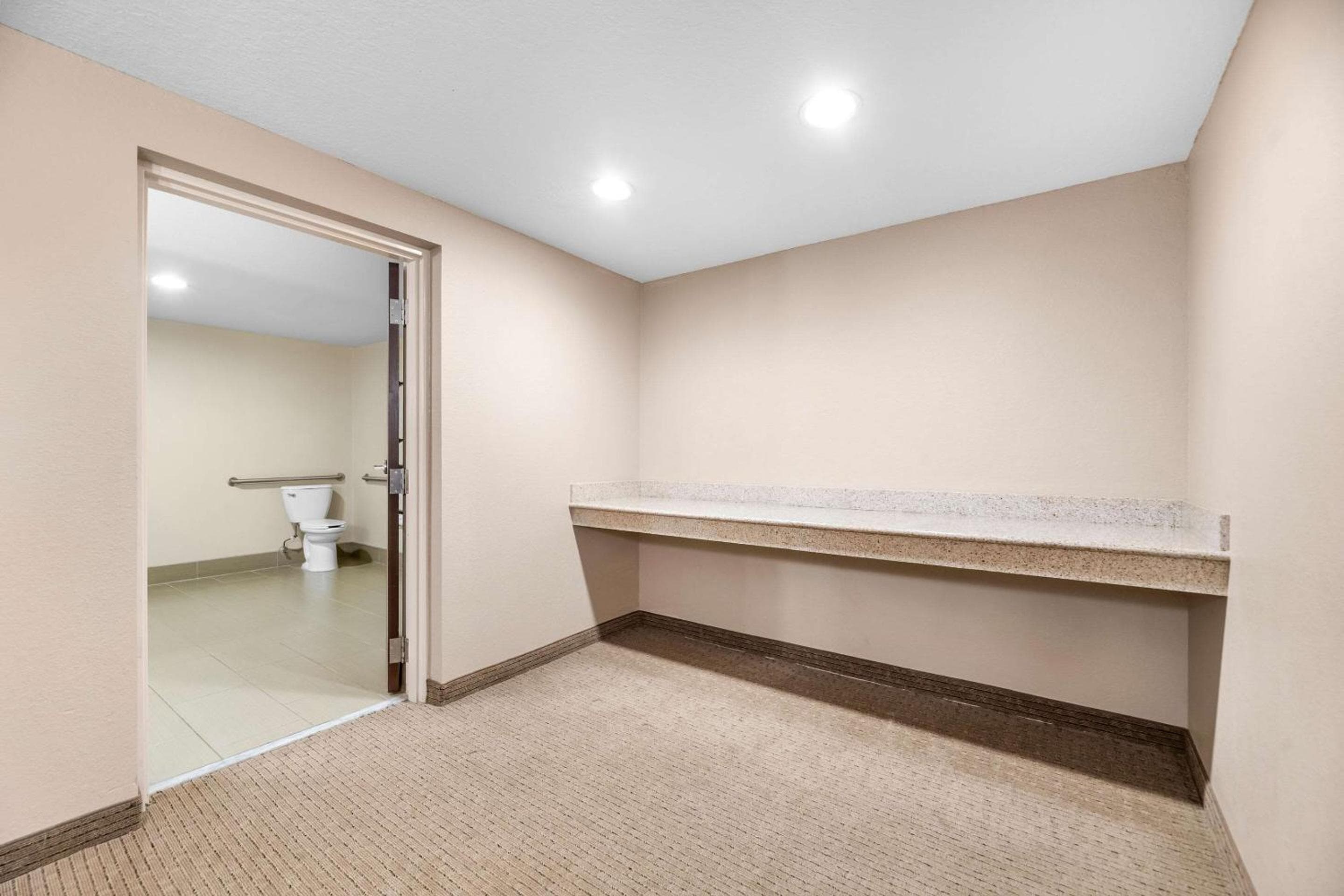 Comfort Suites Orlando Airport — 4