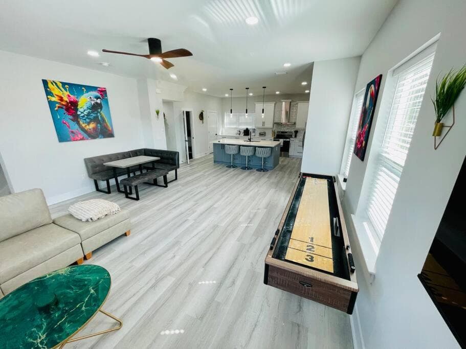 Modern Downtown Townhouse, Sleep 8, Games, Garage — 10