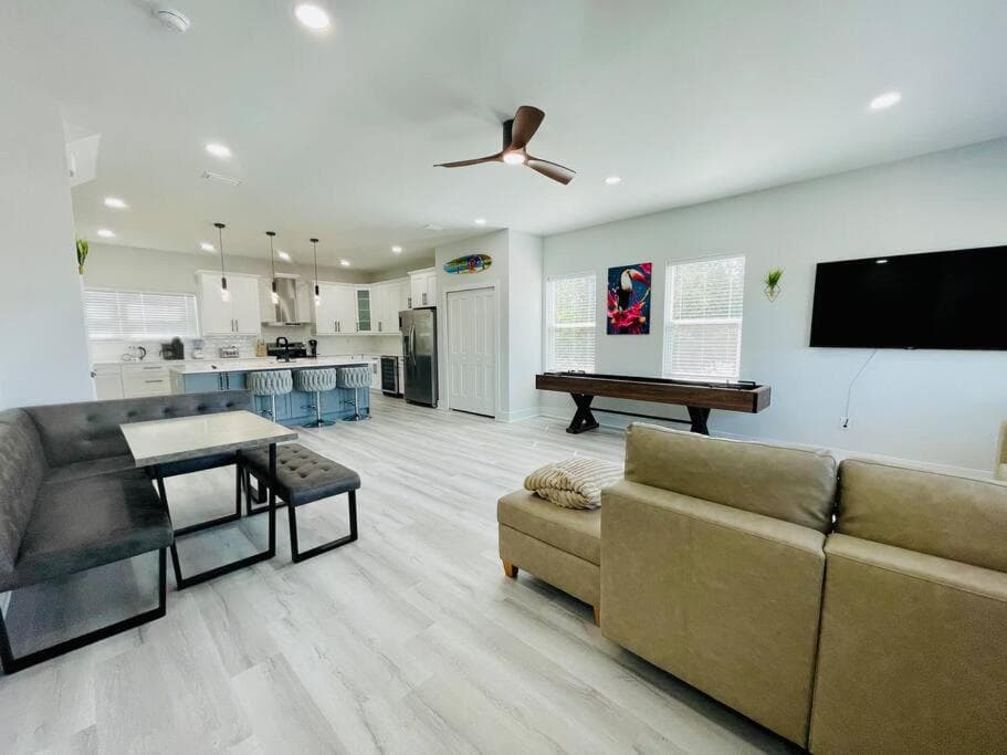 Modern Downtown Townhouse, Sleep 8, Games, Garage — 11