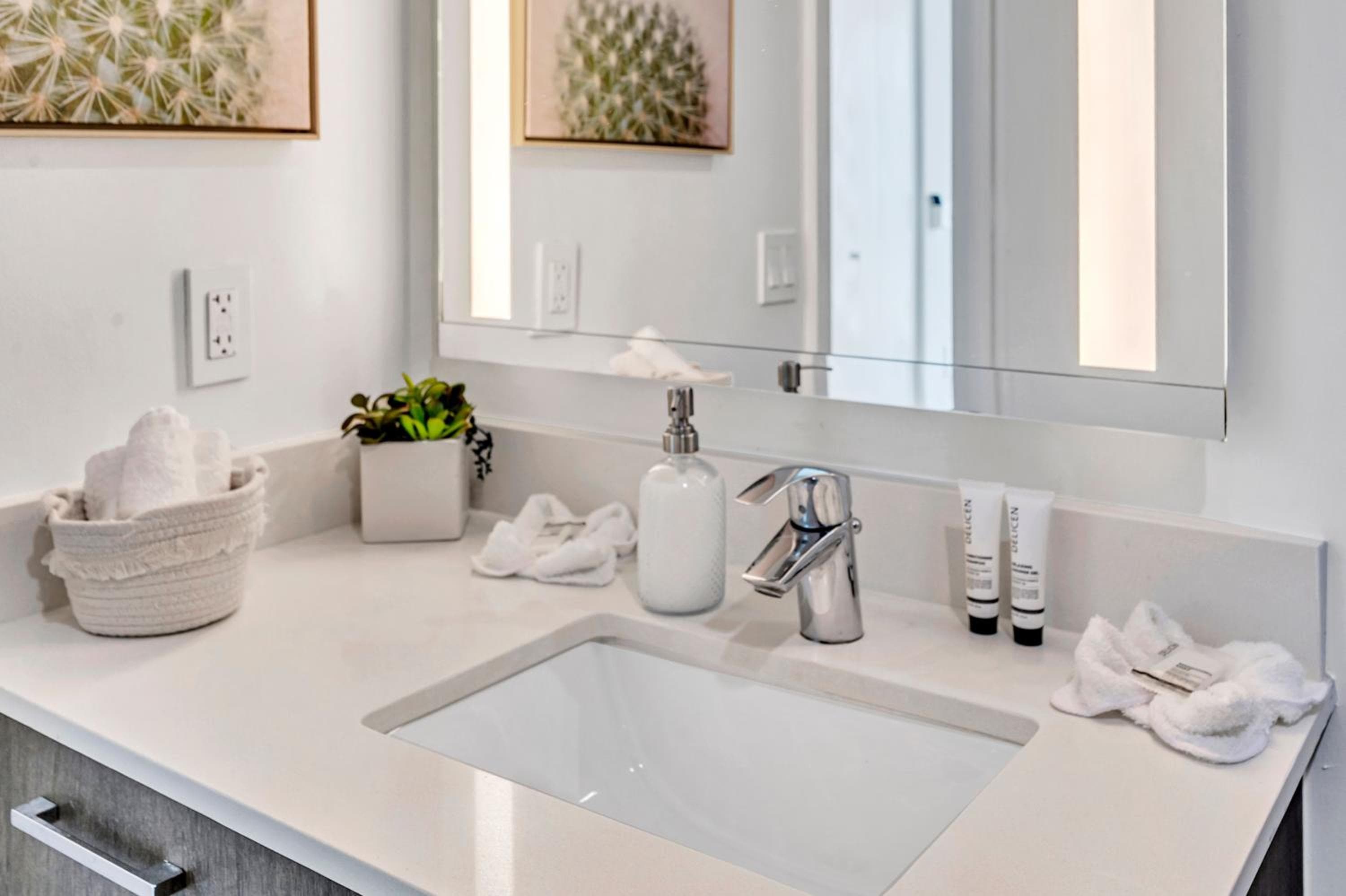 Mesmerizing Views Corner Condo — 29