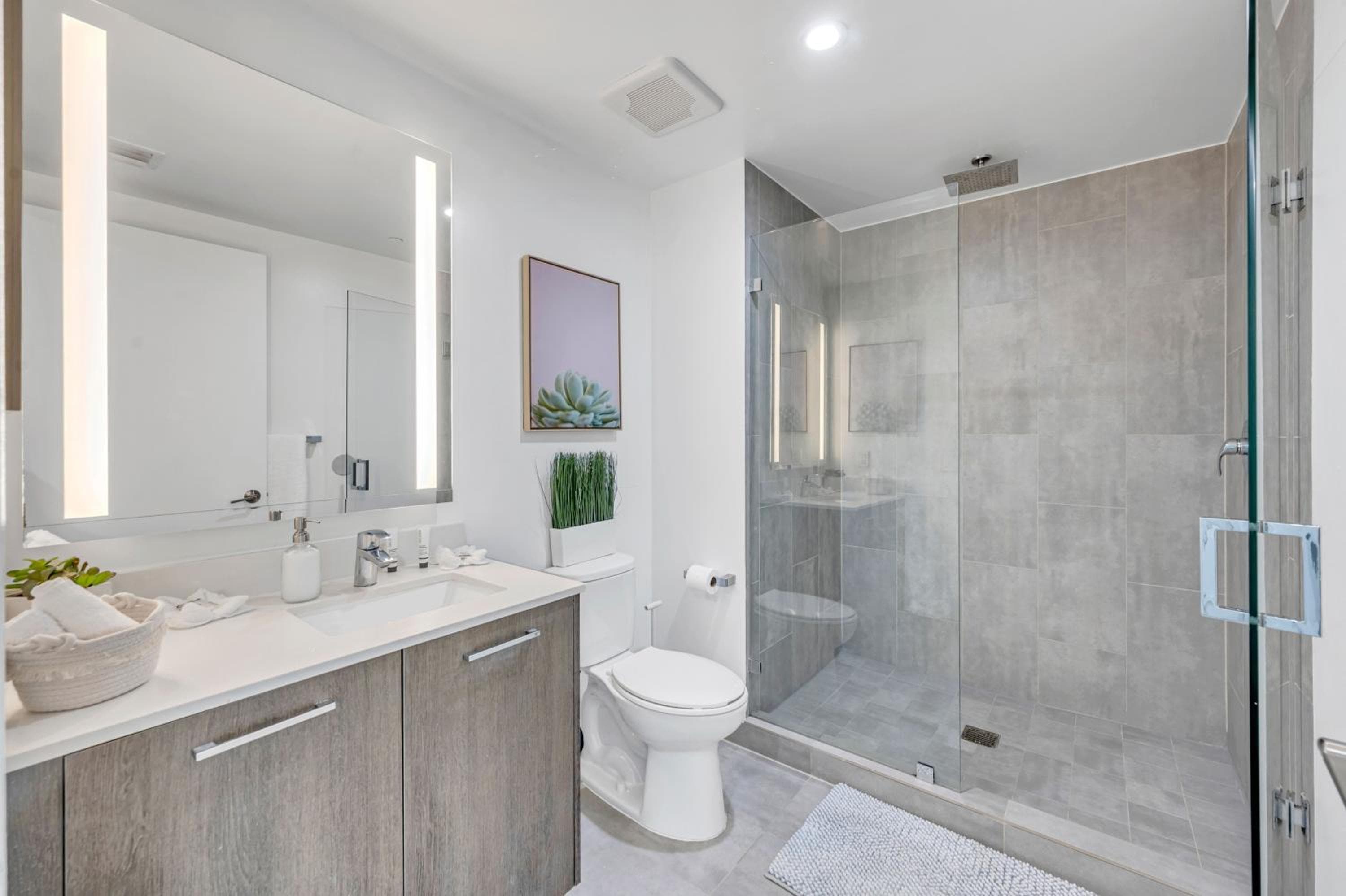 Mesmerizing Views Corner Condo — 16