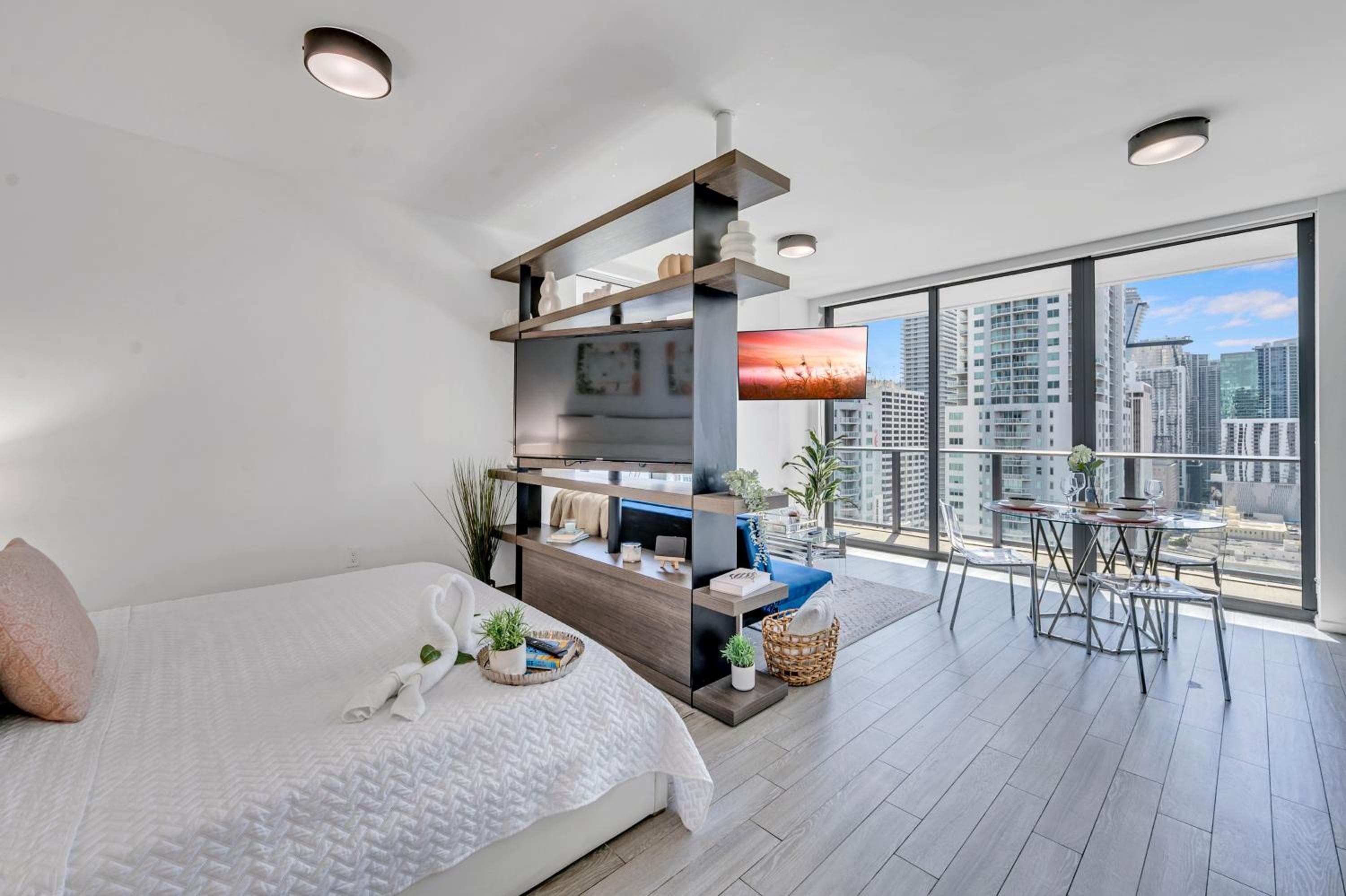 Mesmerizing Views Corner Condo — 18