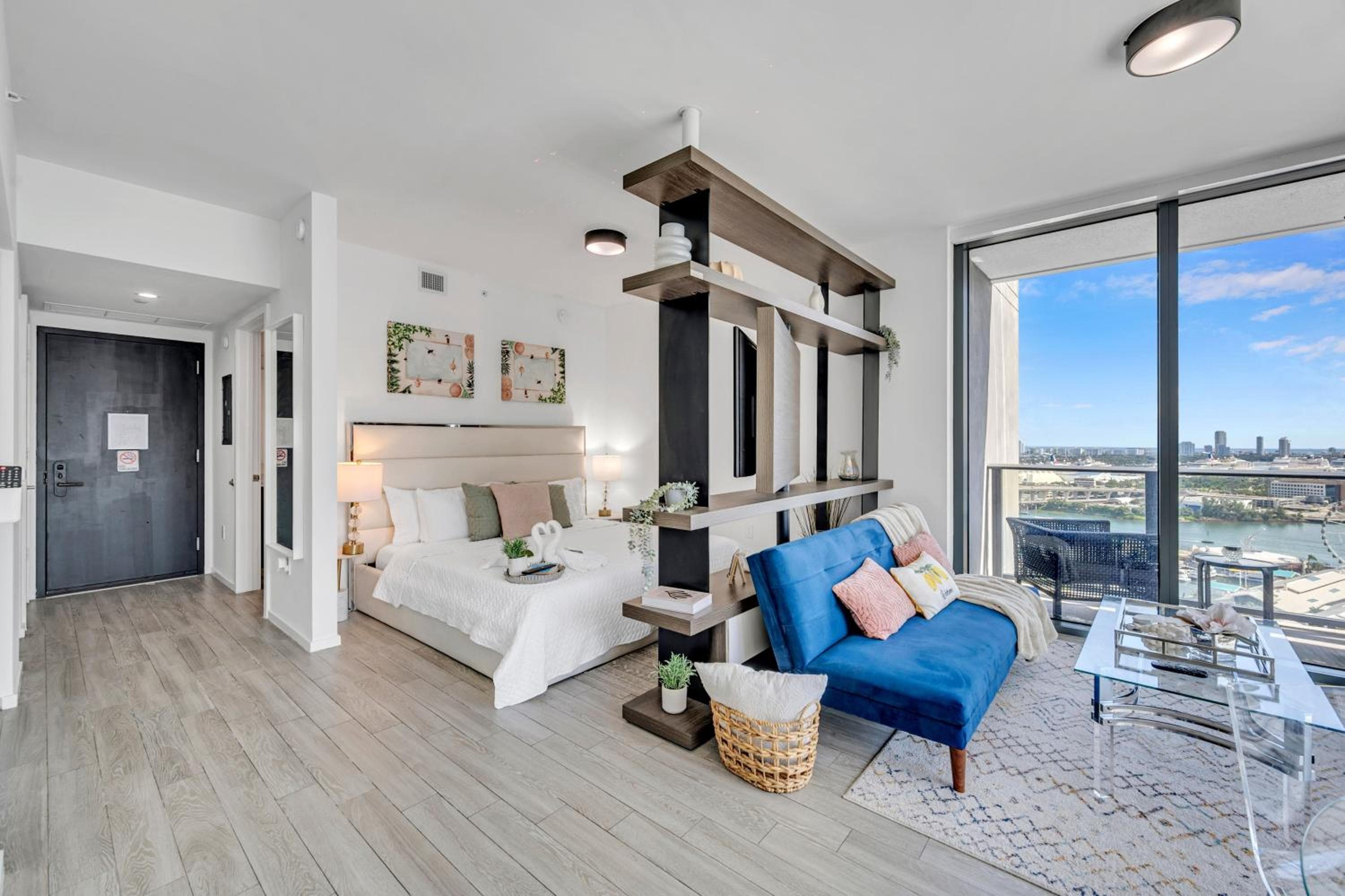Mesmerizing Views Corner Condo — 28
