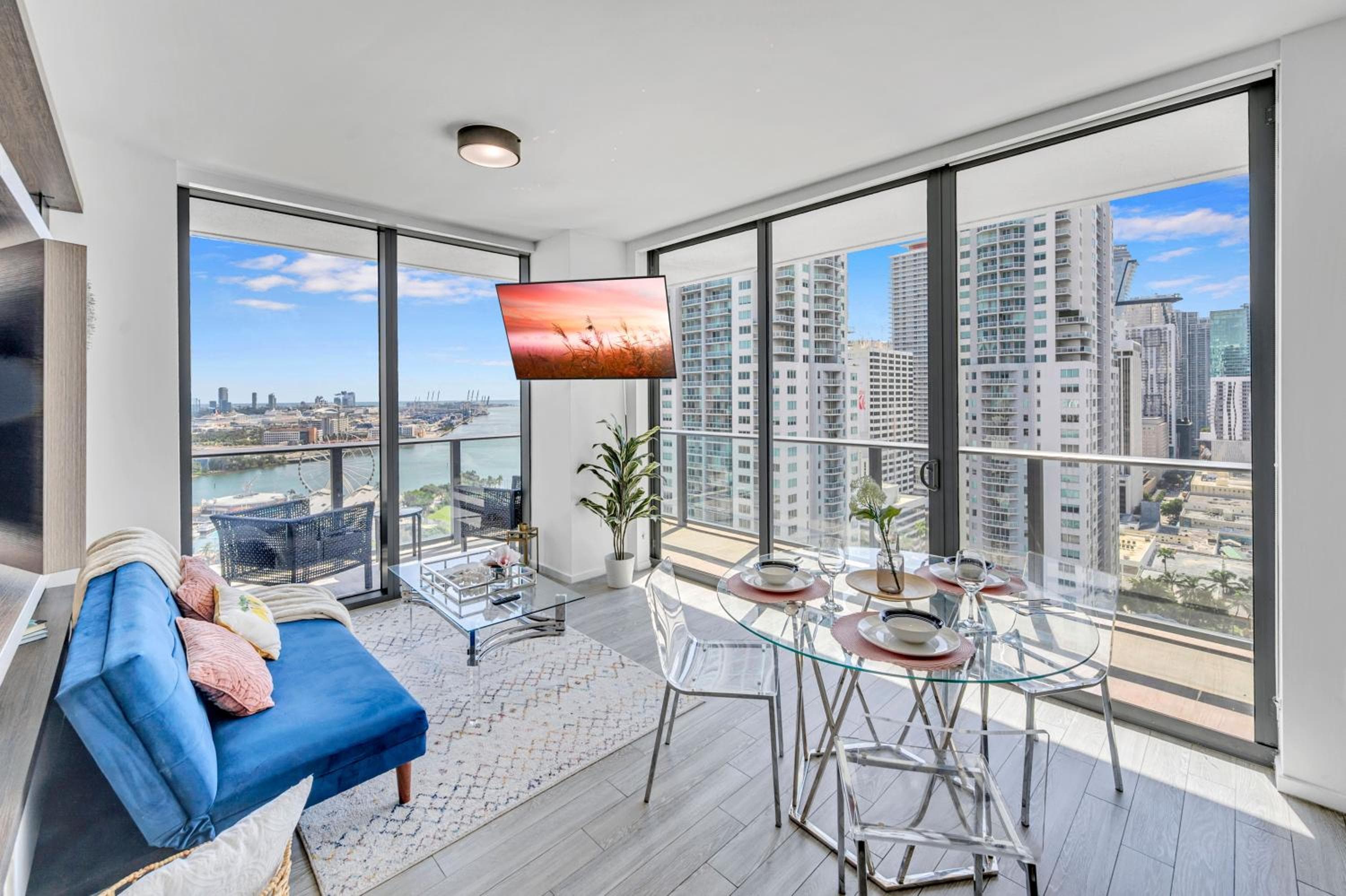 Mesmerizing Views Corner Condo — 30