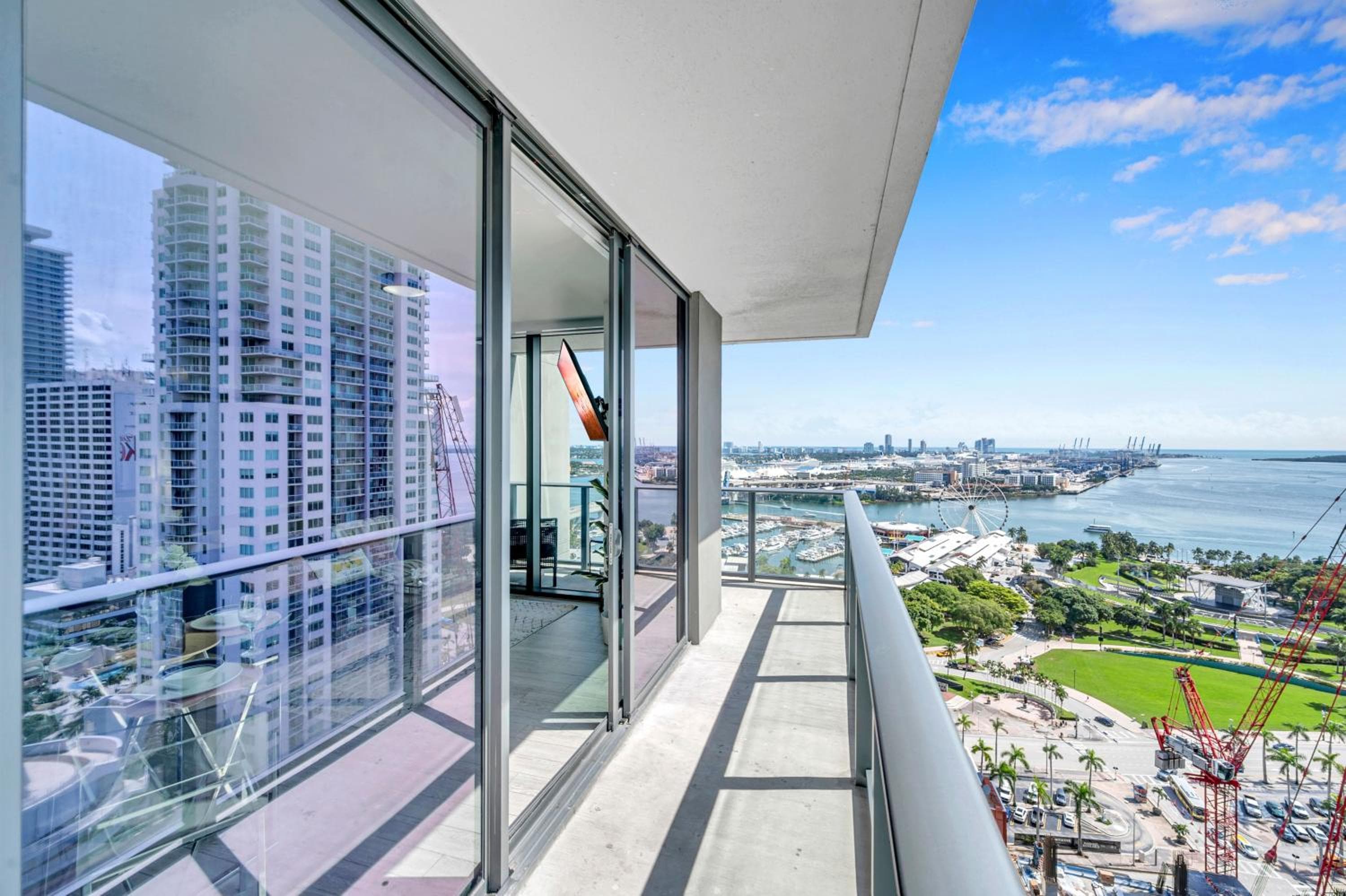 Mesmerizing Views Corner Condo — 17