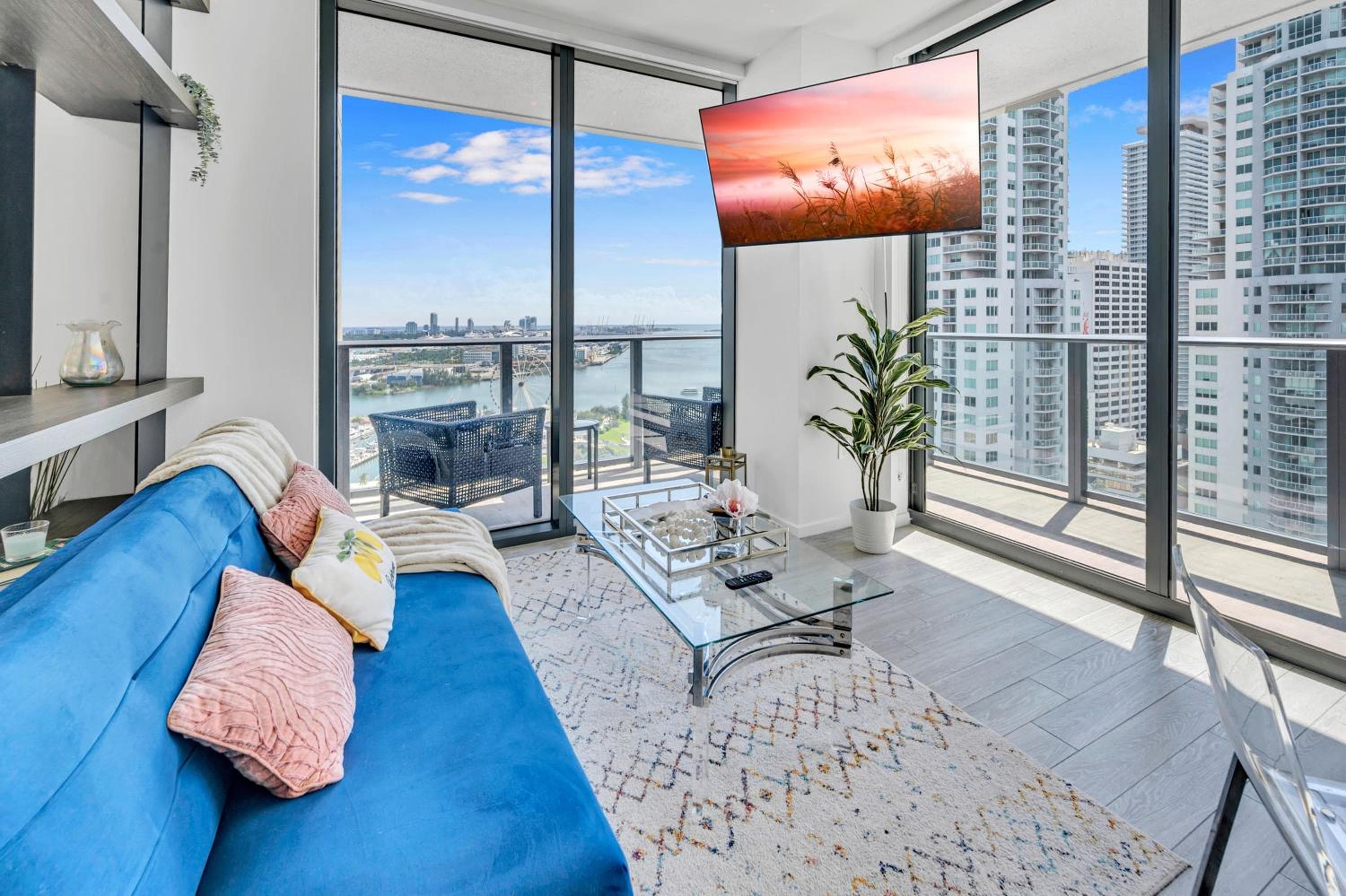Mesmerizing Views Corner Condo — 25