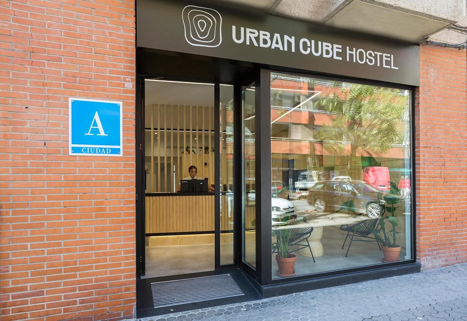 Urban Cube Hostel Sevilla — 3