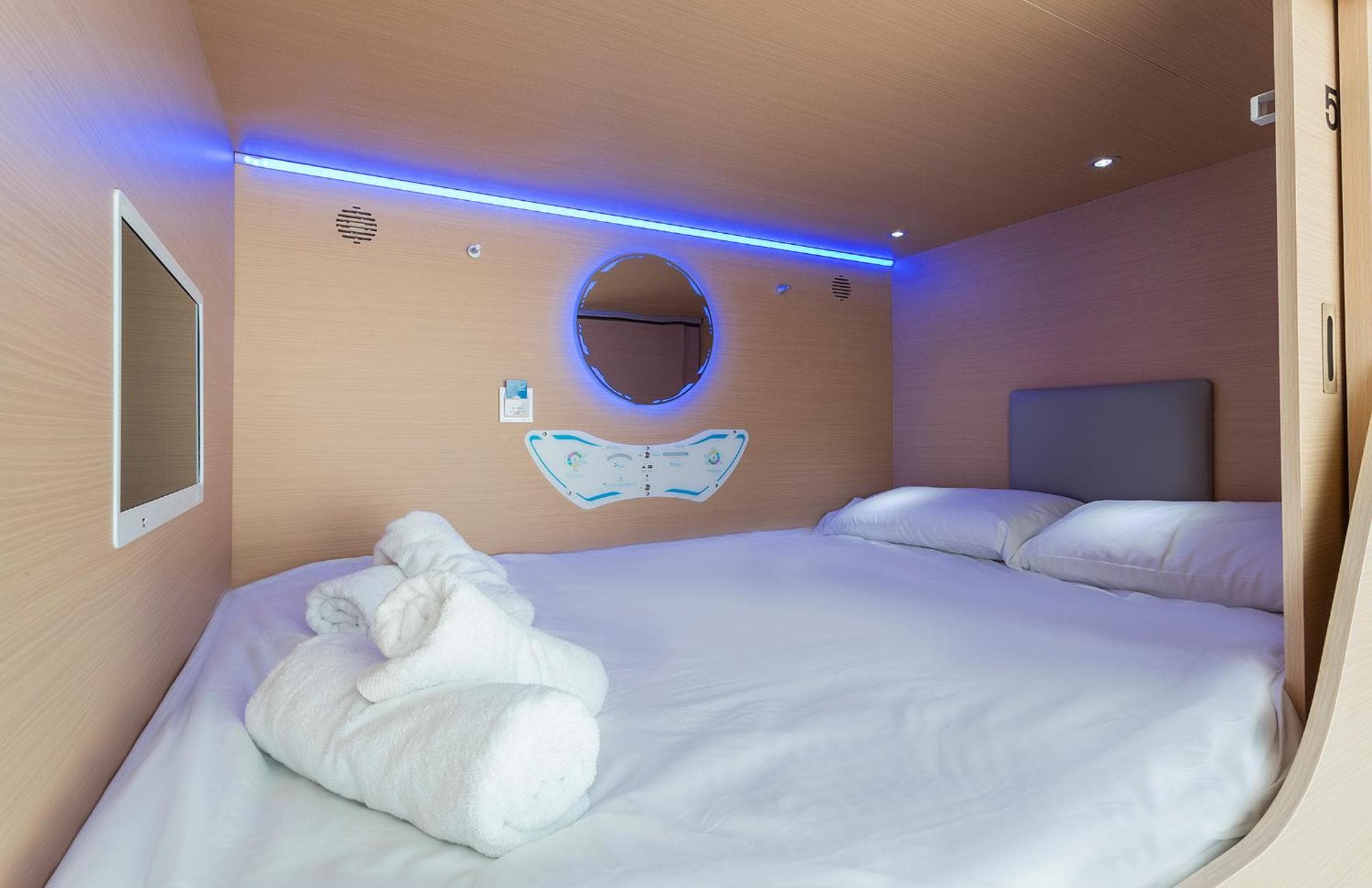 Urban Cube Hostel Sevilla — 24