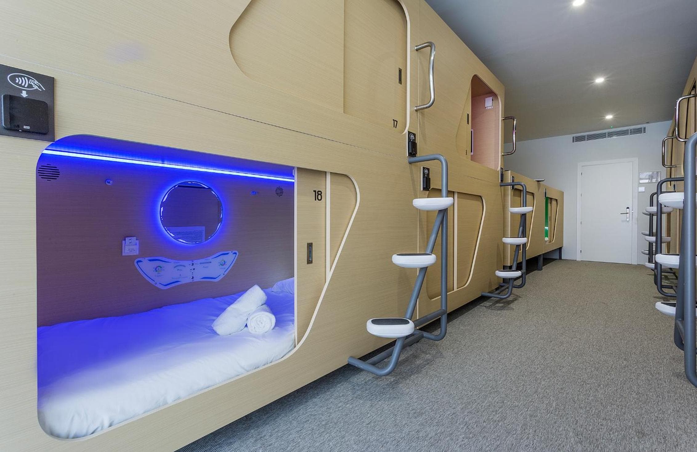Urban Cube Hostel Sevilla — 12