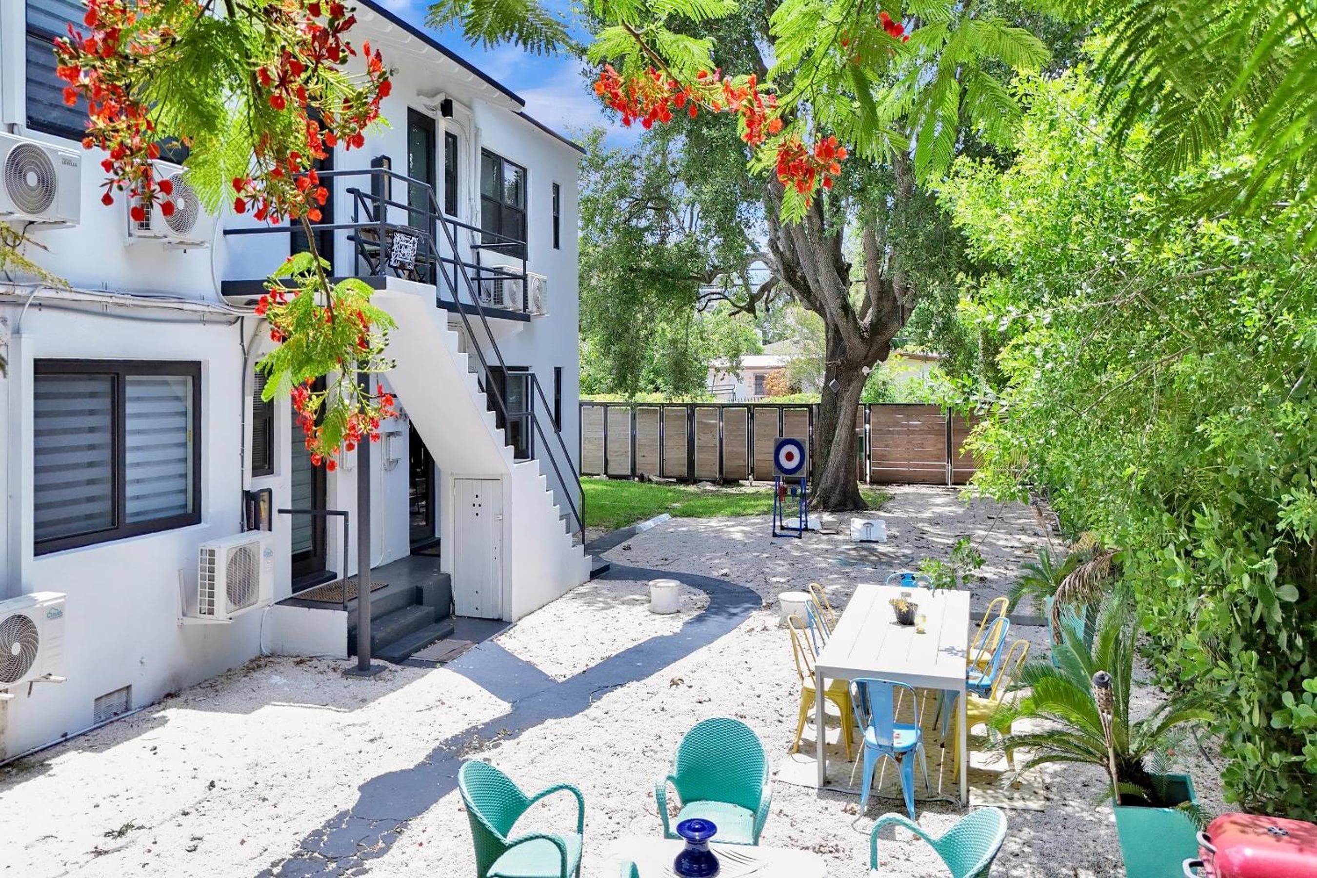 3 STAGIONI AL CARRINGTON 3 appartamenti separati con 2 camere da letto e 1 bagno e una villa con 3 camere da letto e 2 bagni — 6