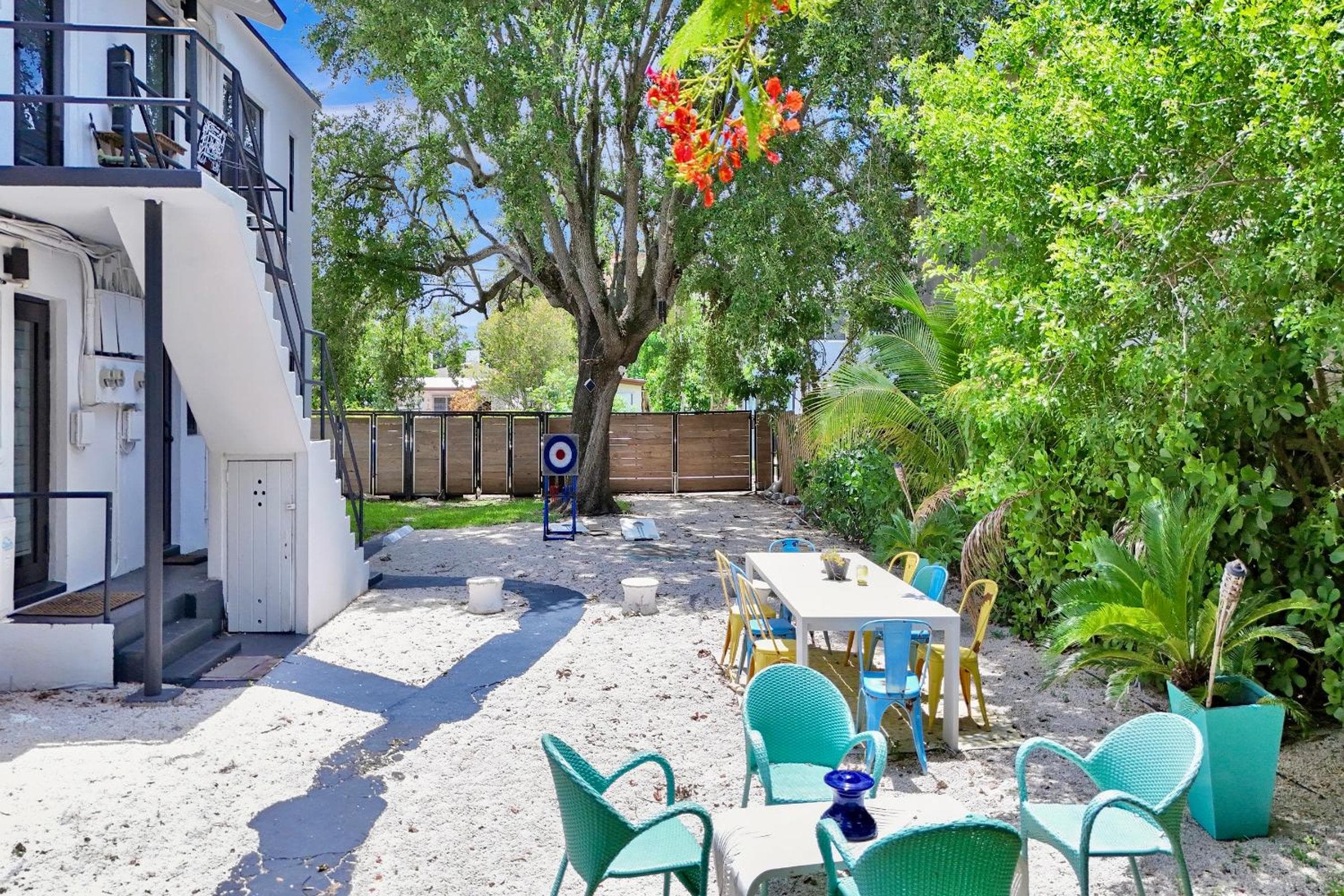 3 STAGIONI AL CARRINGTON 3 appartamenti separati con 2 camere da letto e 1 bagno e una villa con 3 camere da letto e 2 bagni — 4