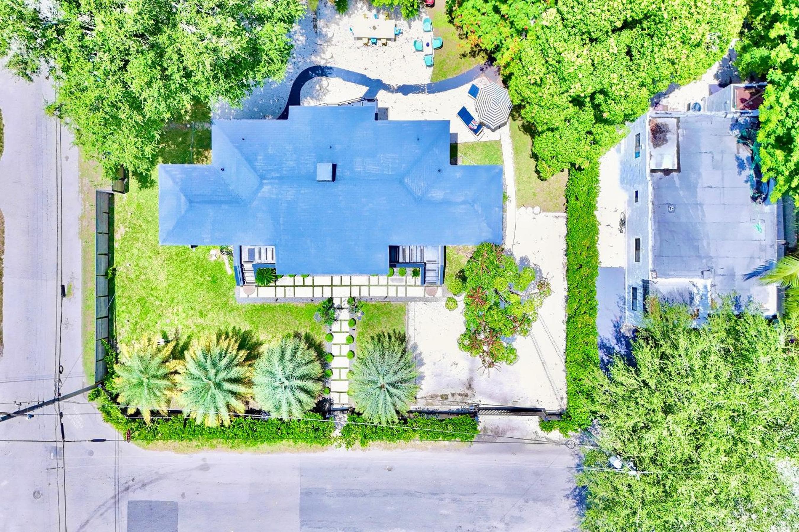 3 Seasons at the Carrington 3 Two Bedroom 1 Bath Apts -6 Bedrooms 3 bathrooms and 3 bedroom 2 bathroom Villa — 9