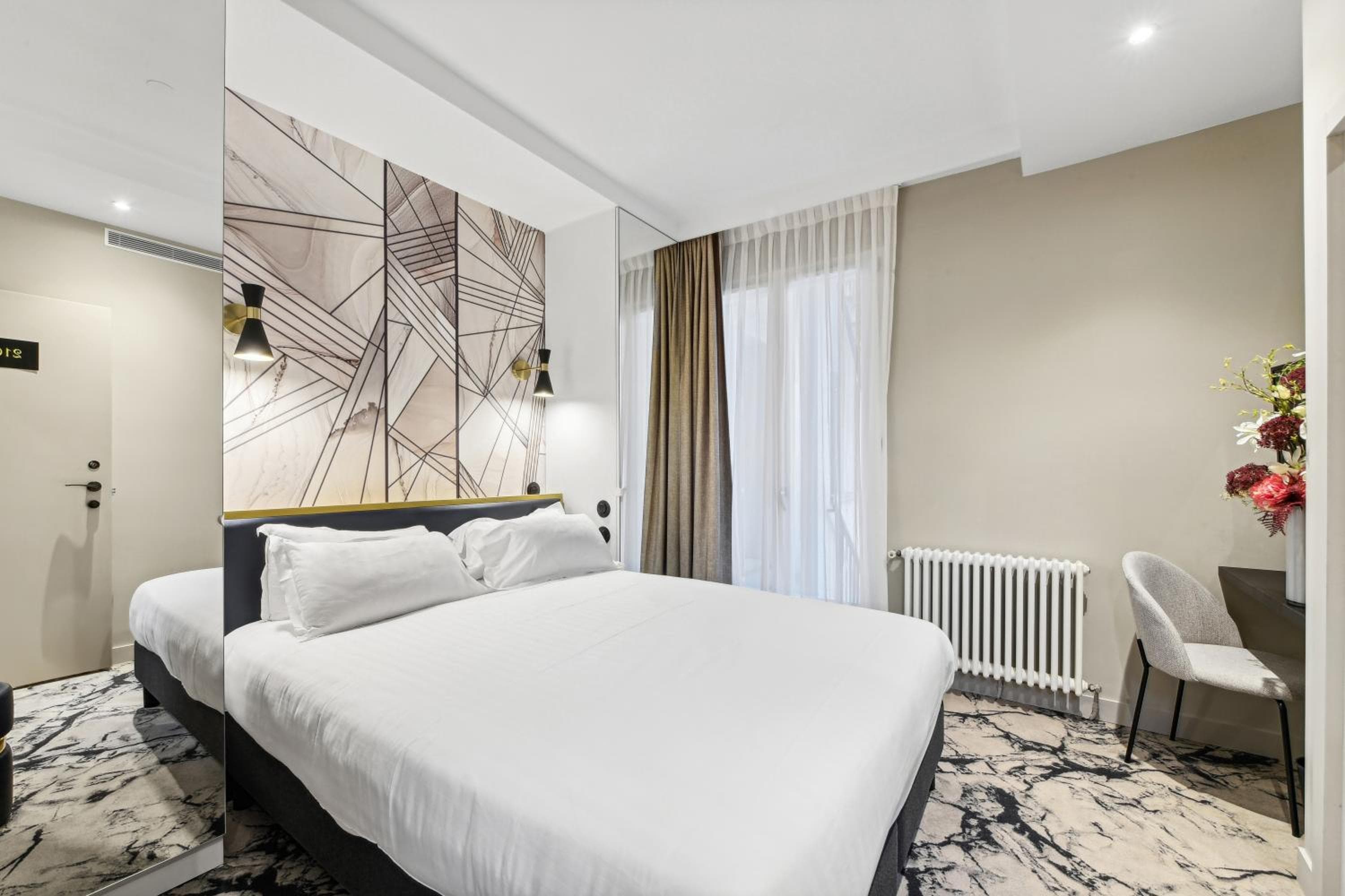 Hôtel Mondial — 15